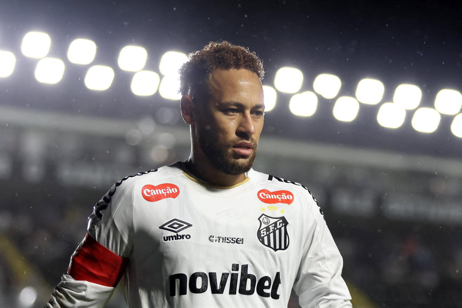 Der brasilianische Fußballer Neymar in einem Stadion.