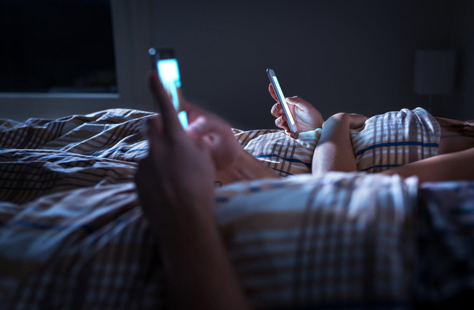 Handy-Verbot im Bett: So denken Österreichs Paare darüber