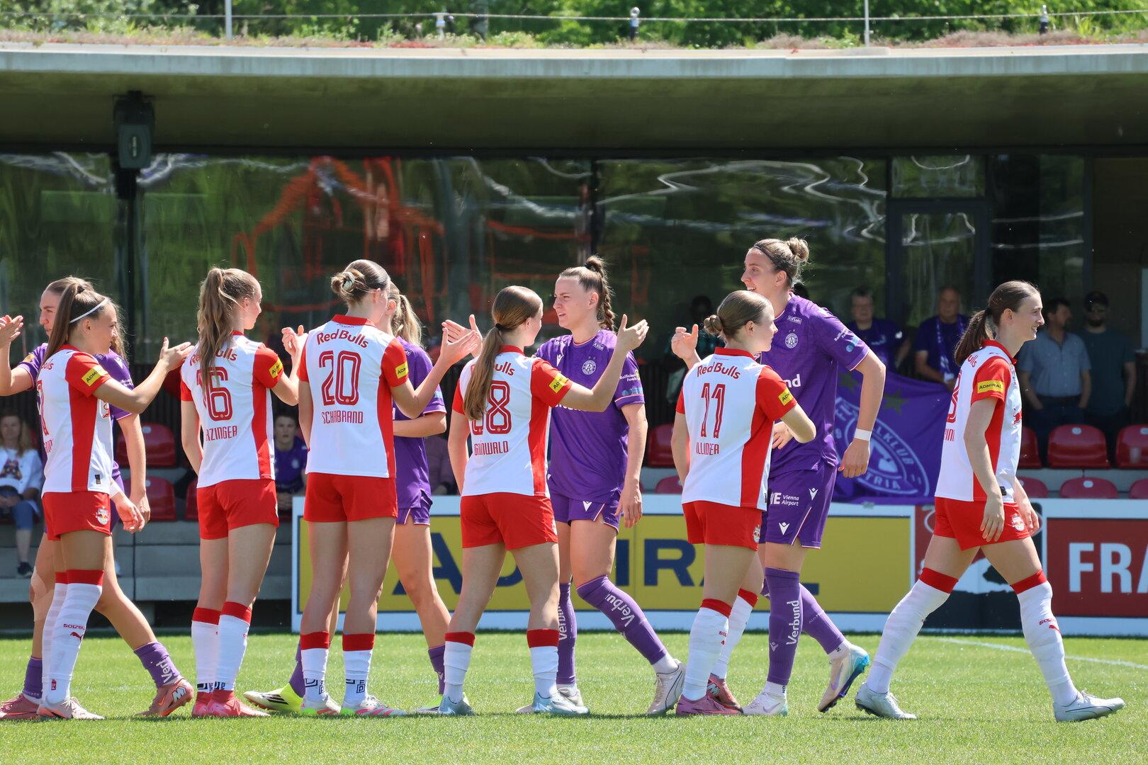 Spielerinnen von Salzburg und der Austria begrüßen einander.
