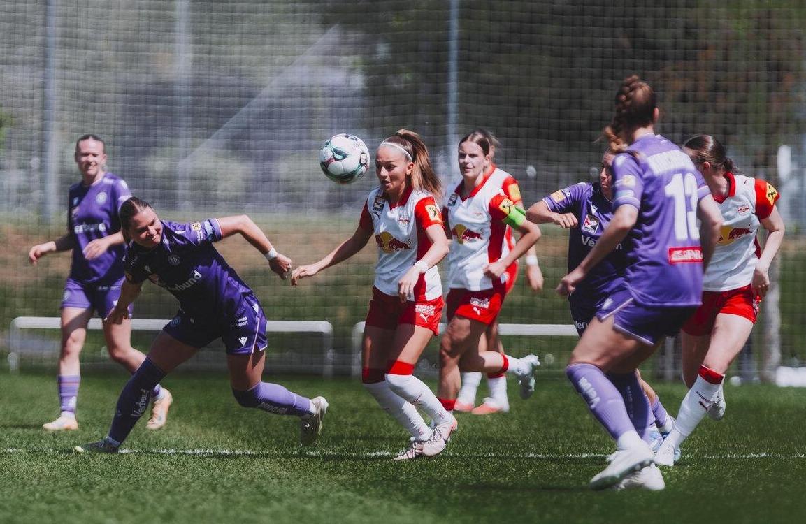 Austria Wien gegen Red Bull Salzburg Spielerinnen am Feld