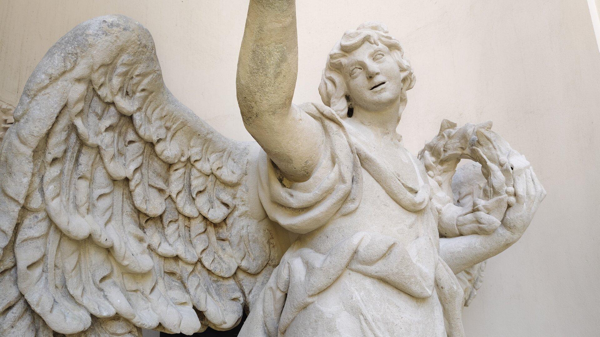 Historischer Engel: Aufwendige Restaurierung bei der Karlskirche