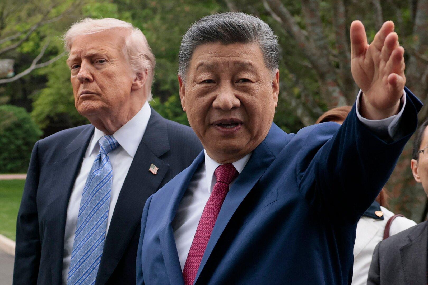 Donald Trump und Xi Jinping sind im Gespräch, wobei Xi die Hand hebt.