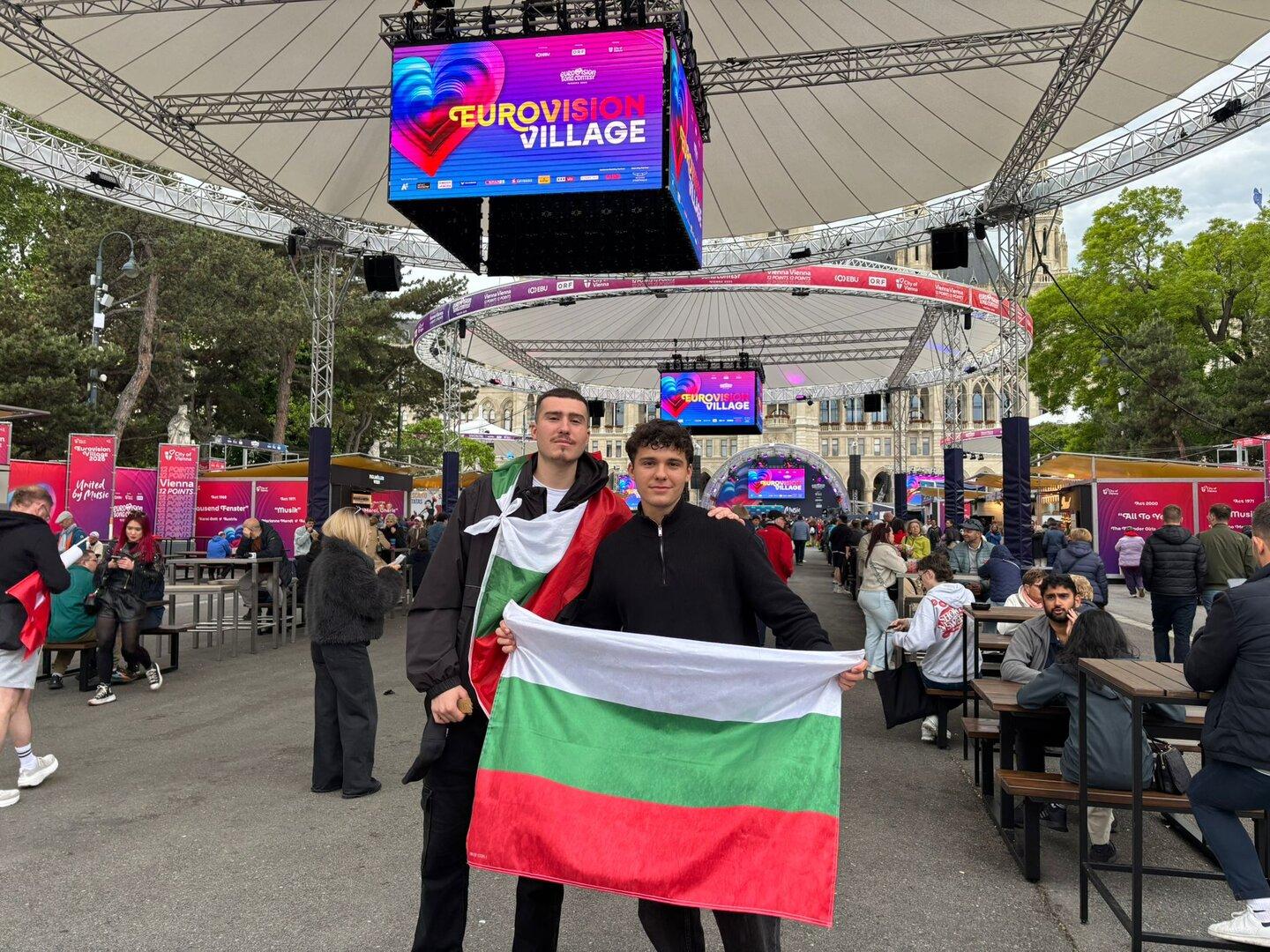 Zwei Männer halten eine bulgarische Flagge im Eurovision Village.