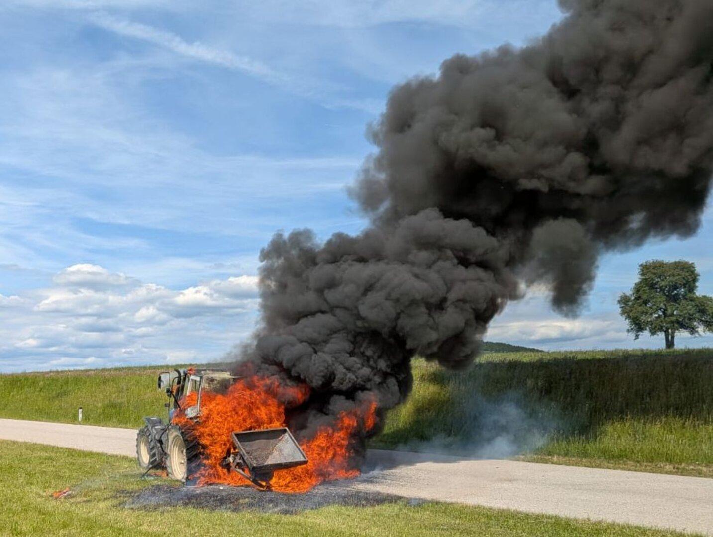 Vollbrand eines Traktors im Mostviertel wurde zu Umwelteinsatz