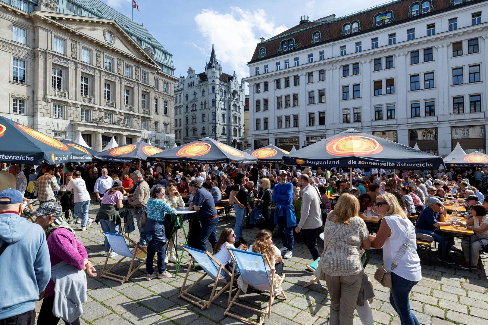 Am Hof in Wien: Im Bademantel zum Urlaub im Burgenland