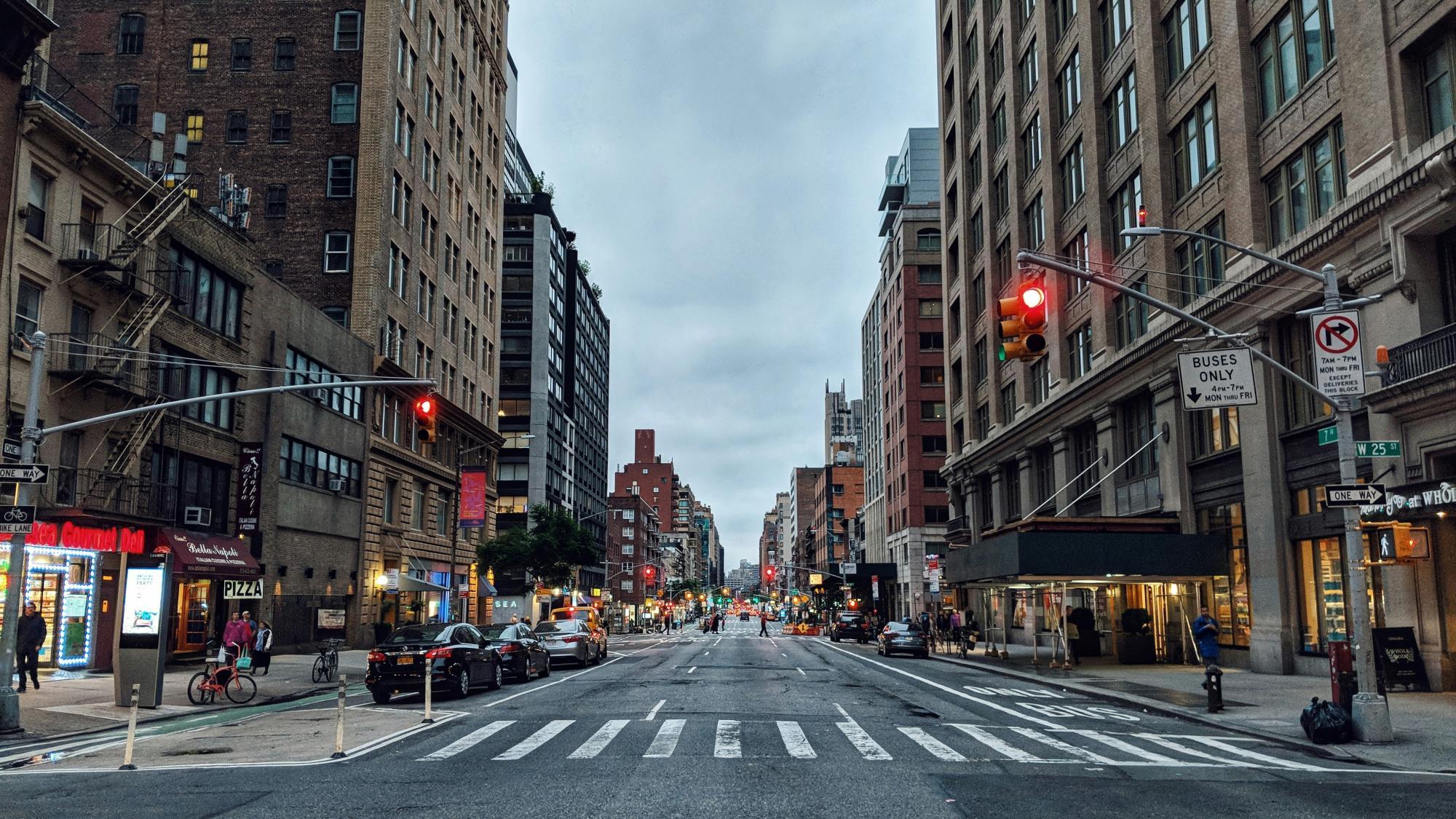 Frau stirbt in New York nach Sturz in Kanalschacht
