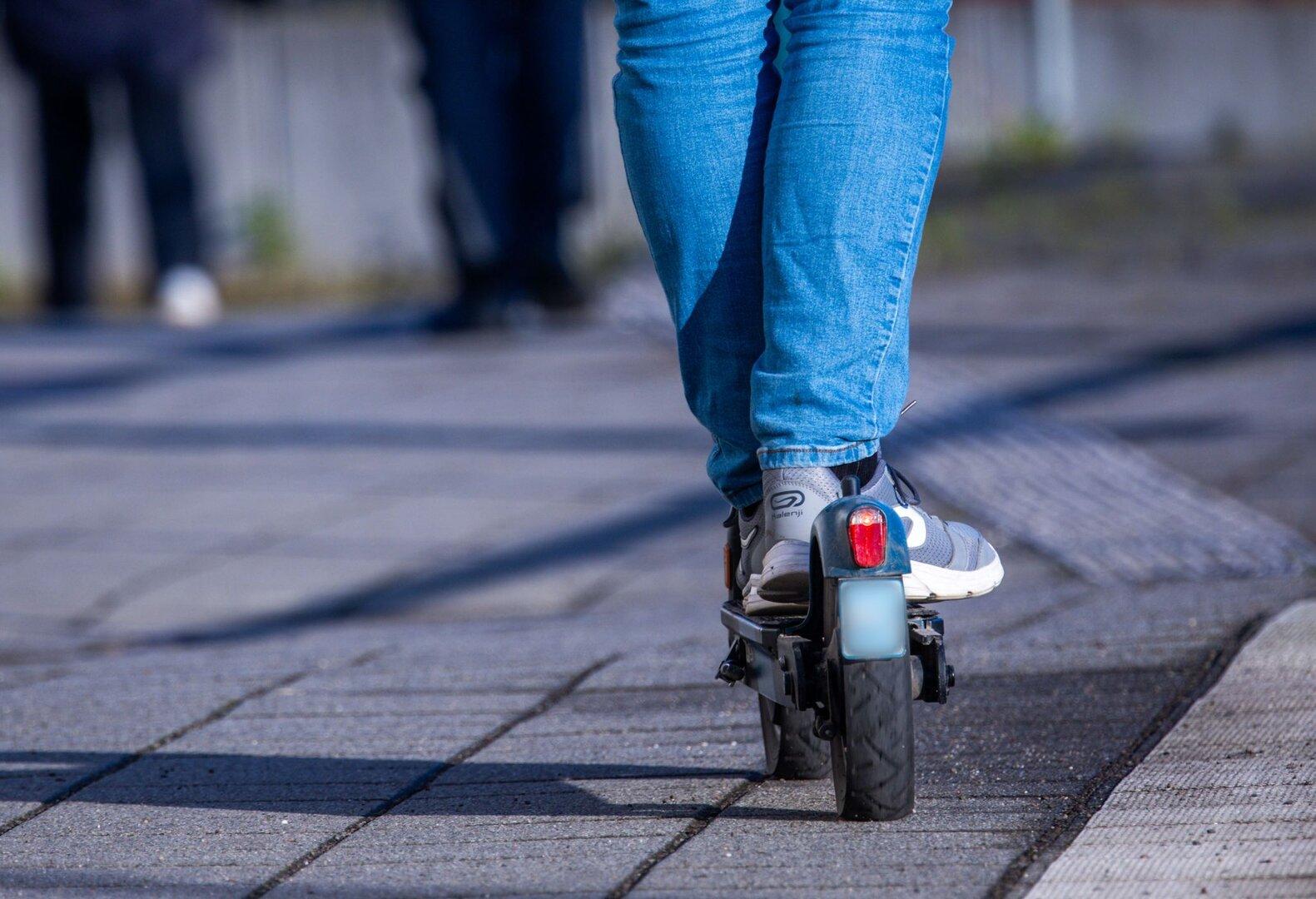 Übermüdet und unter Drogen: E-Scooter-Fahrer bei Sturz in Tirol verletzt