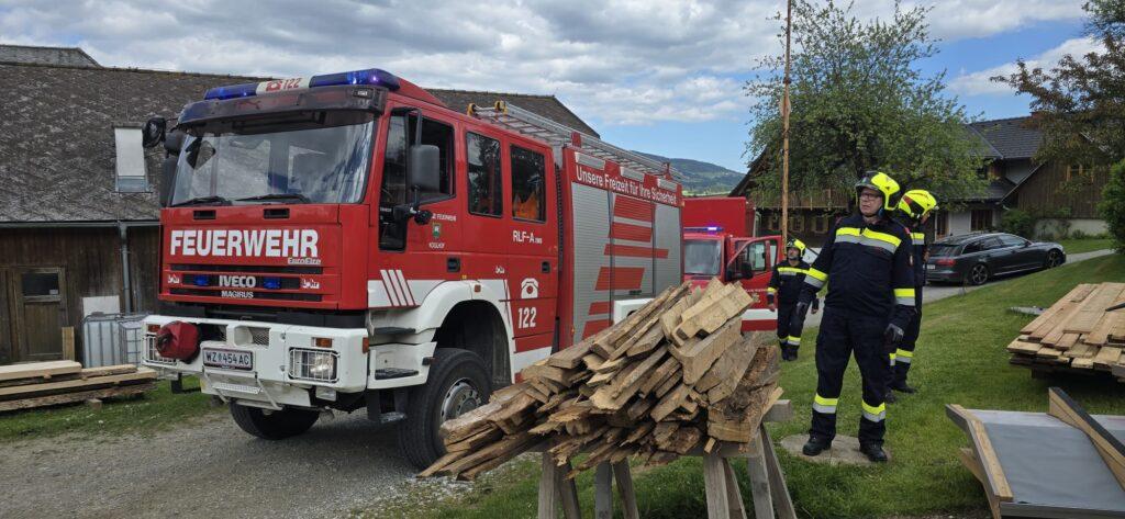 Steiermark: Vater (67) und Sohn (35) stürzen von Holzstapel