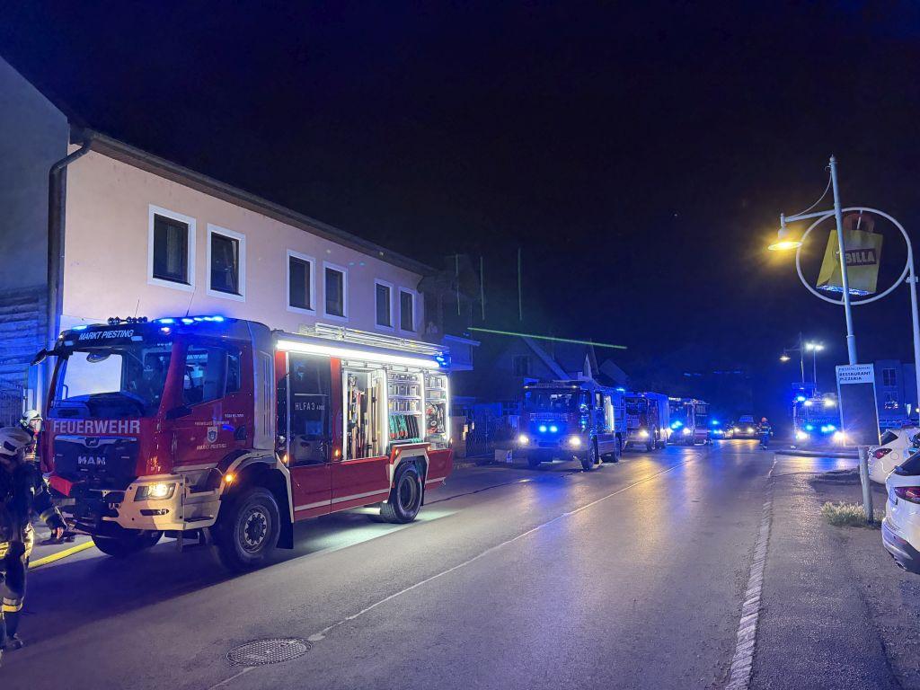 Brand in Gastro-Betrieb in NÖ: 8 Personen, darunter 2 Kinder, eingeschlossen
