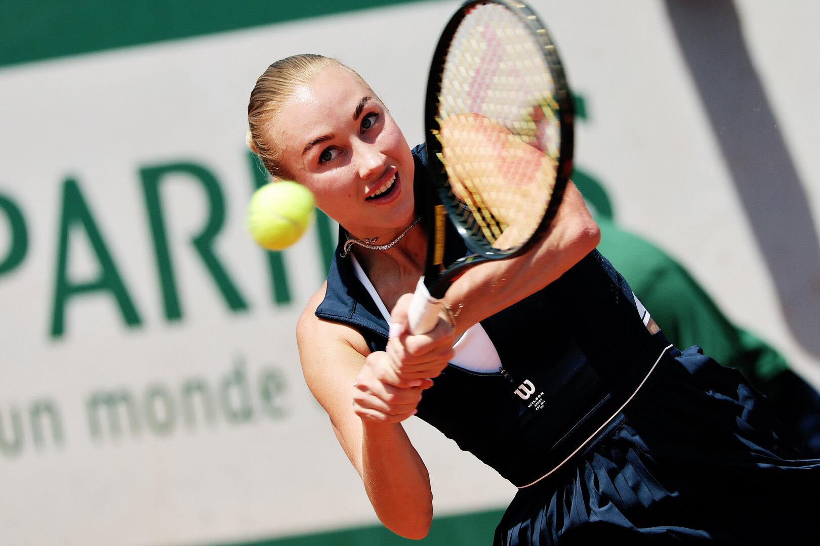 Anastasia Potapowa schlägt bei den French Open auf einen Ball.