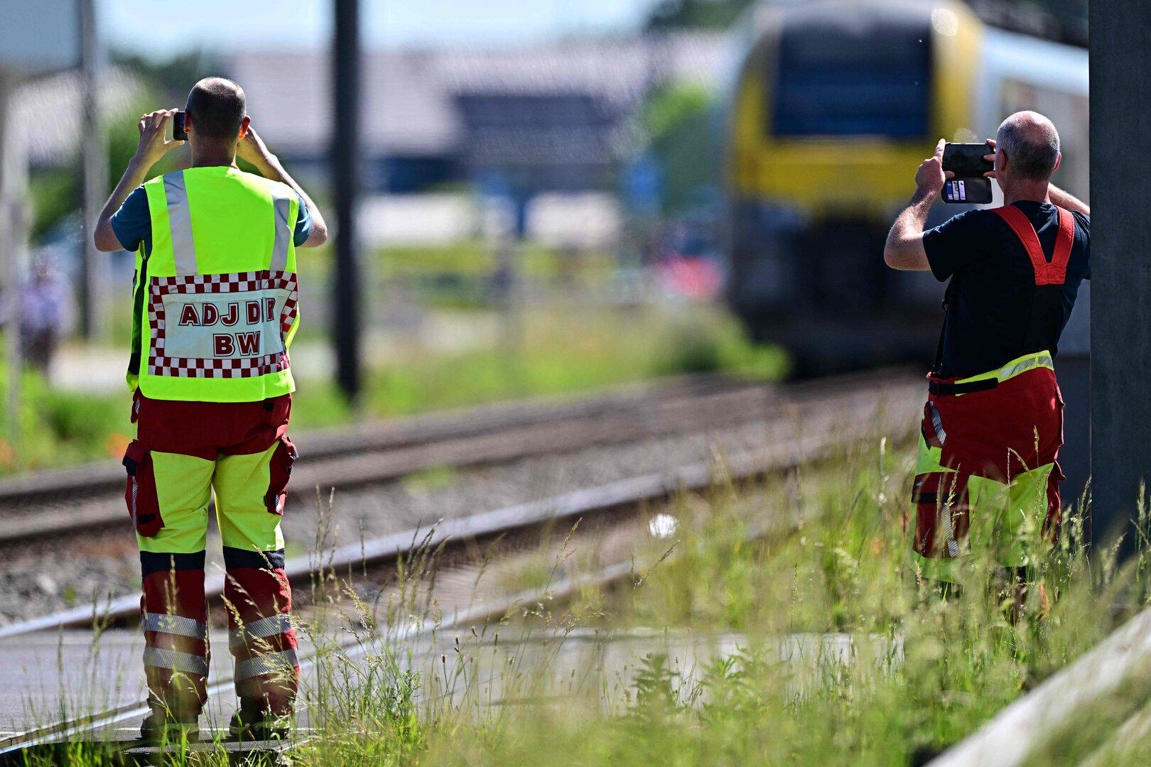 Zug und Schulbus in Belgien zusammen gestoßen: Mehrere Opfer