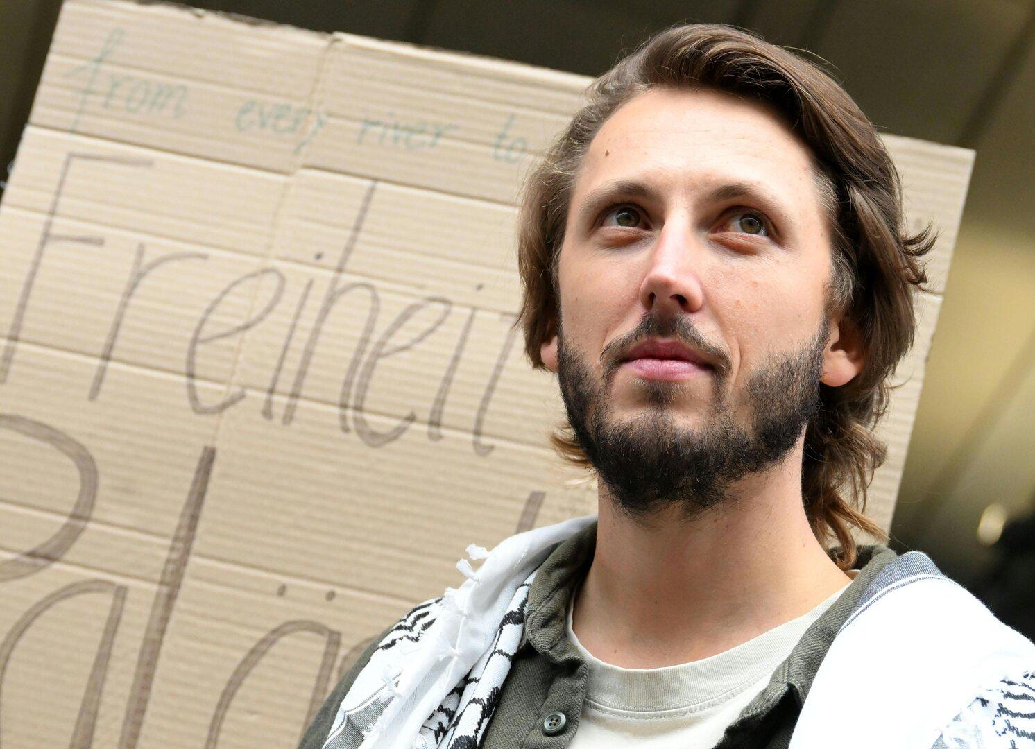 Flughafen Wien: Gaza-Aktivist und Ex-Skirennläufer vorübergehend in Haft