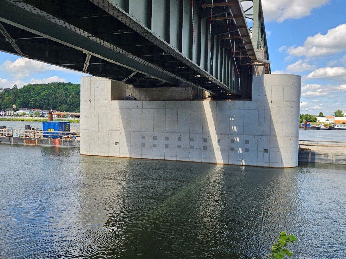Alte Donaubrücke wird neu: Erster von sieben Pfeilern ist fertig