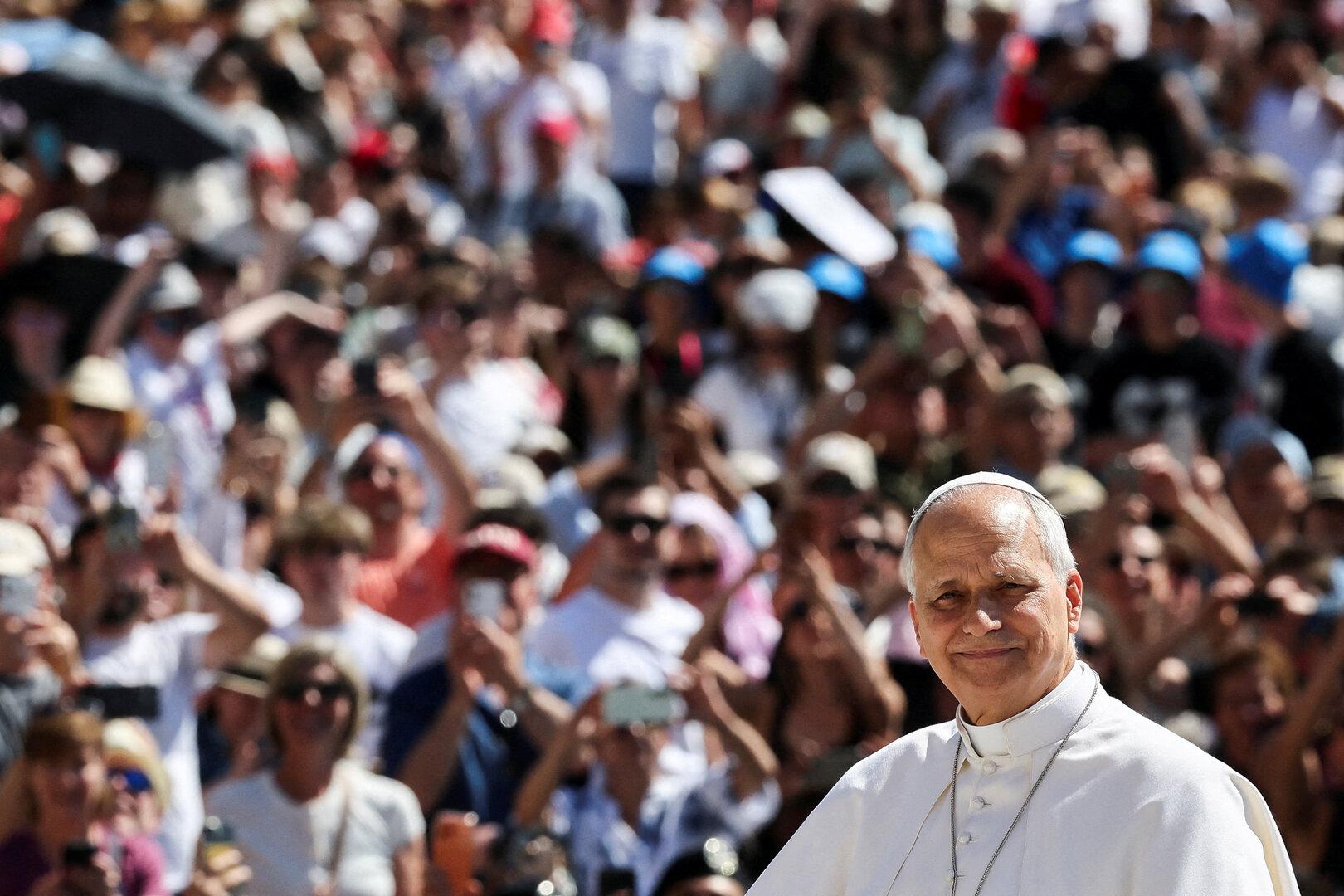 Mann wegen Hitze kollabiert: Papst eilt zur Hilfe