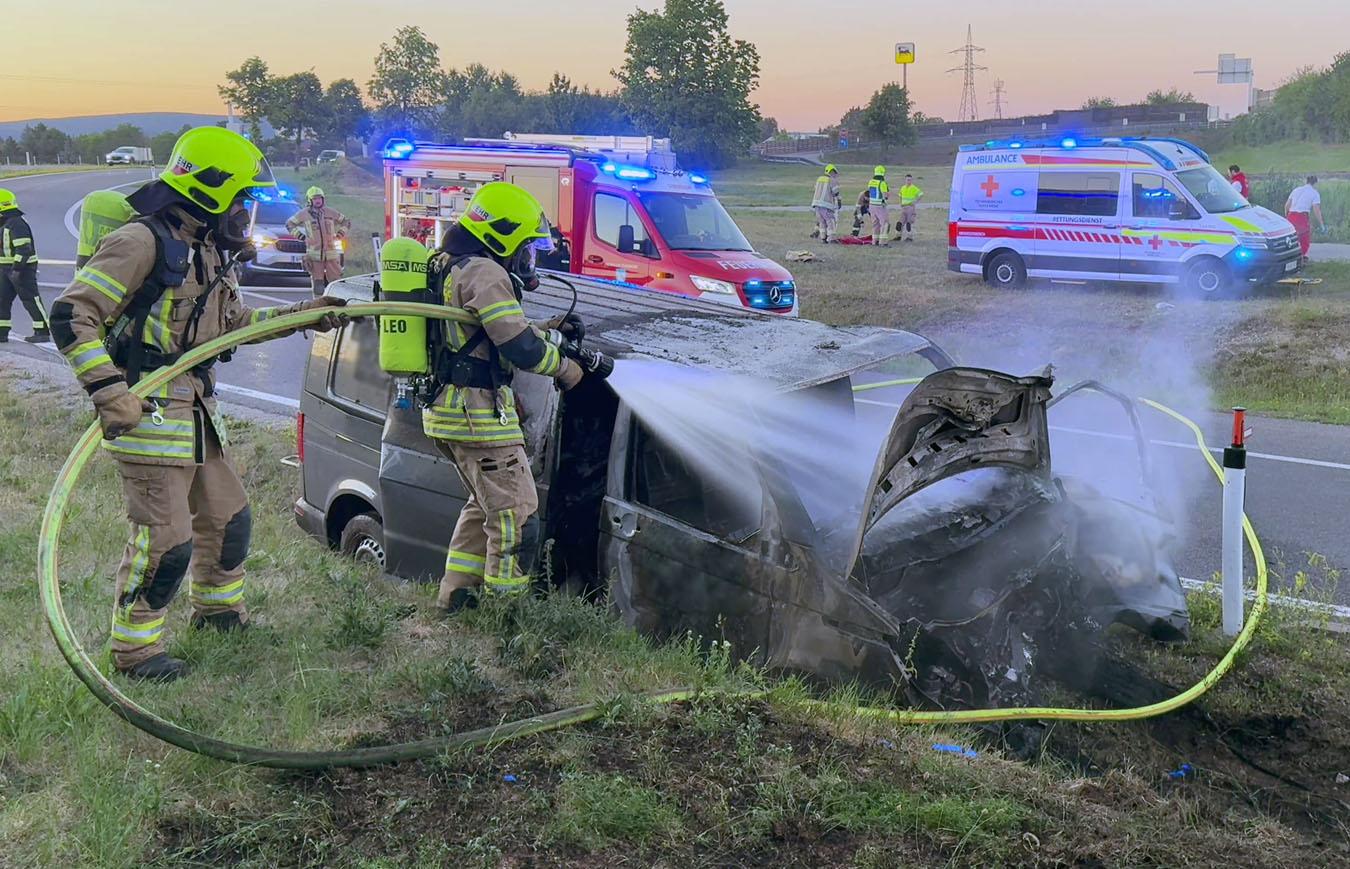 Transporter in Flammen: Ersthelfer befreiten verletzten Lenker