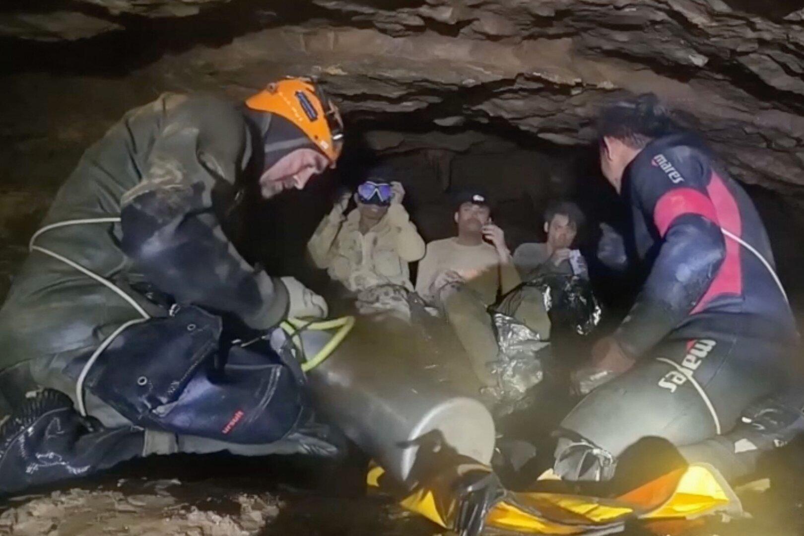 Jubel in Laos: Goldsucher befreien sich aus überfluteter Höhle