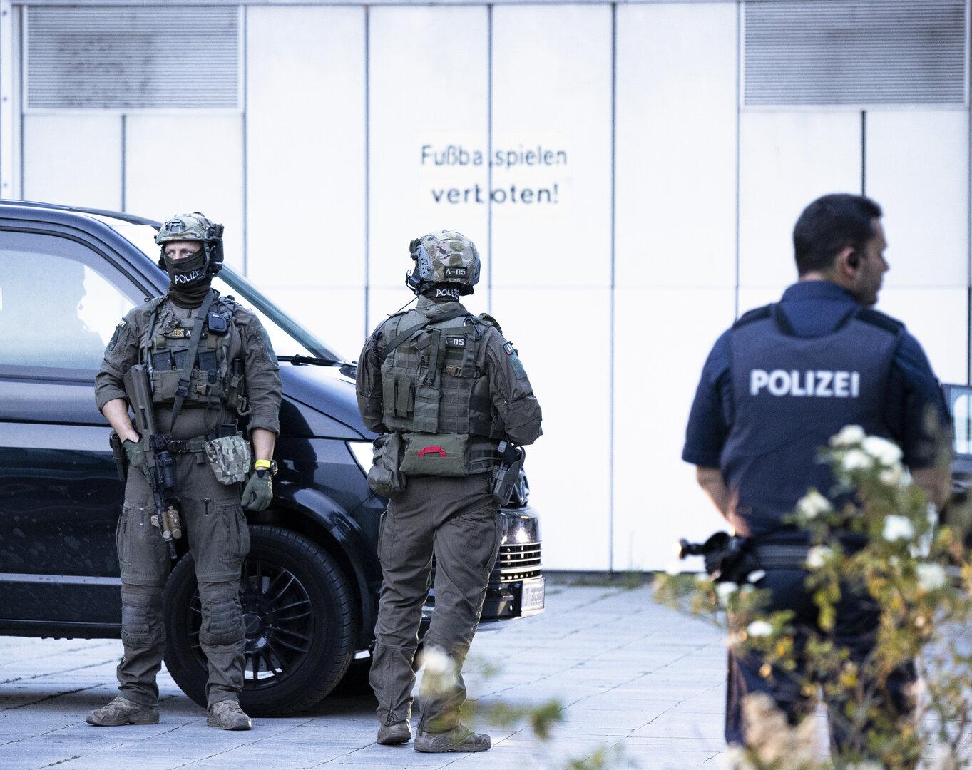 Einsatzkräfte der Cobra und der Polizei