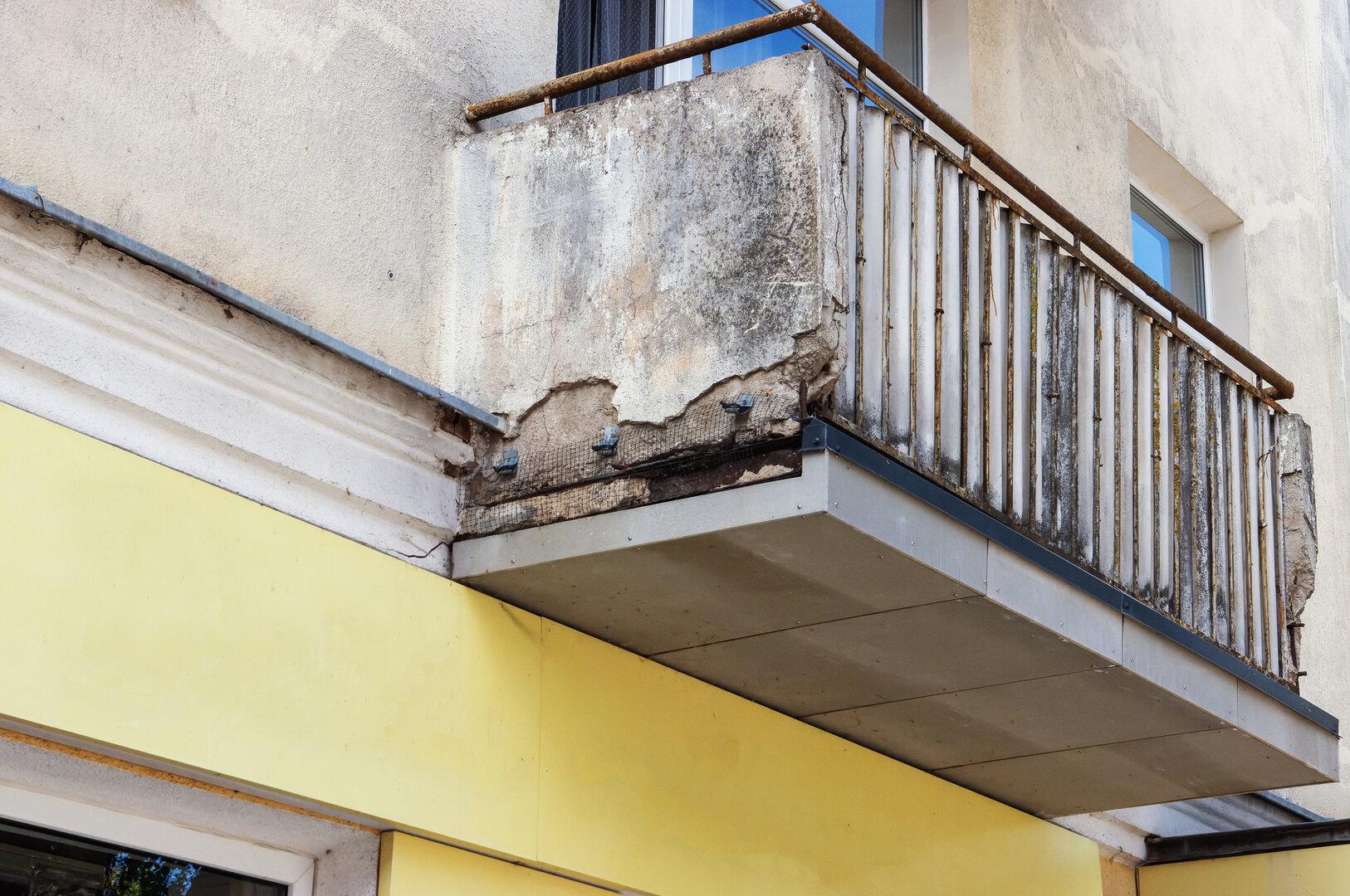 Risse am Balkon: Darf der Eigentümer Gutachten einsehen?