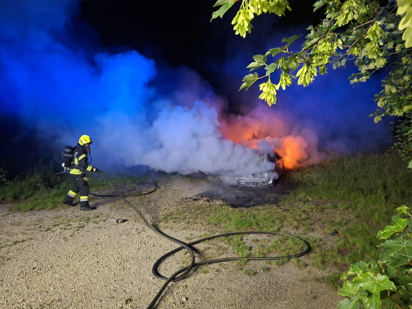 Nächtlicher Brand im Bezirk St. Pölten vernichtete Pkw