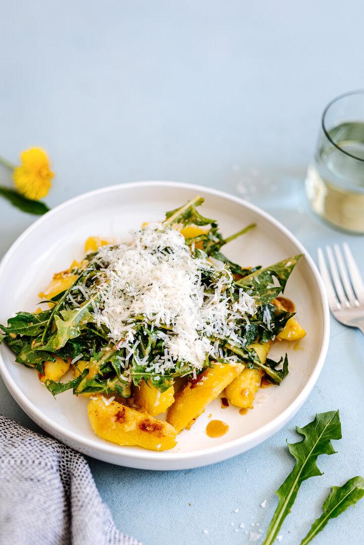 Wildkräuter-Küche: Löwenzahnsalat mit Miso und Parmesan