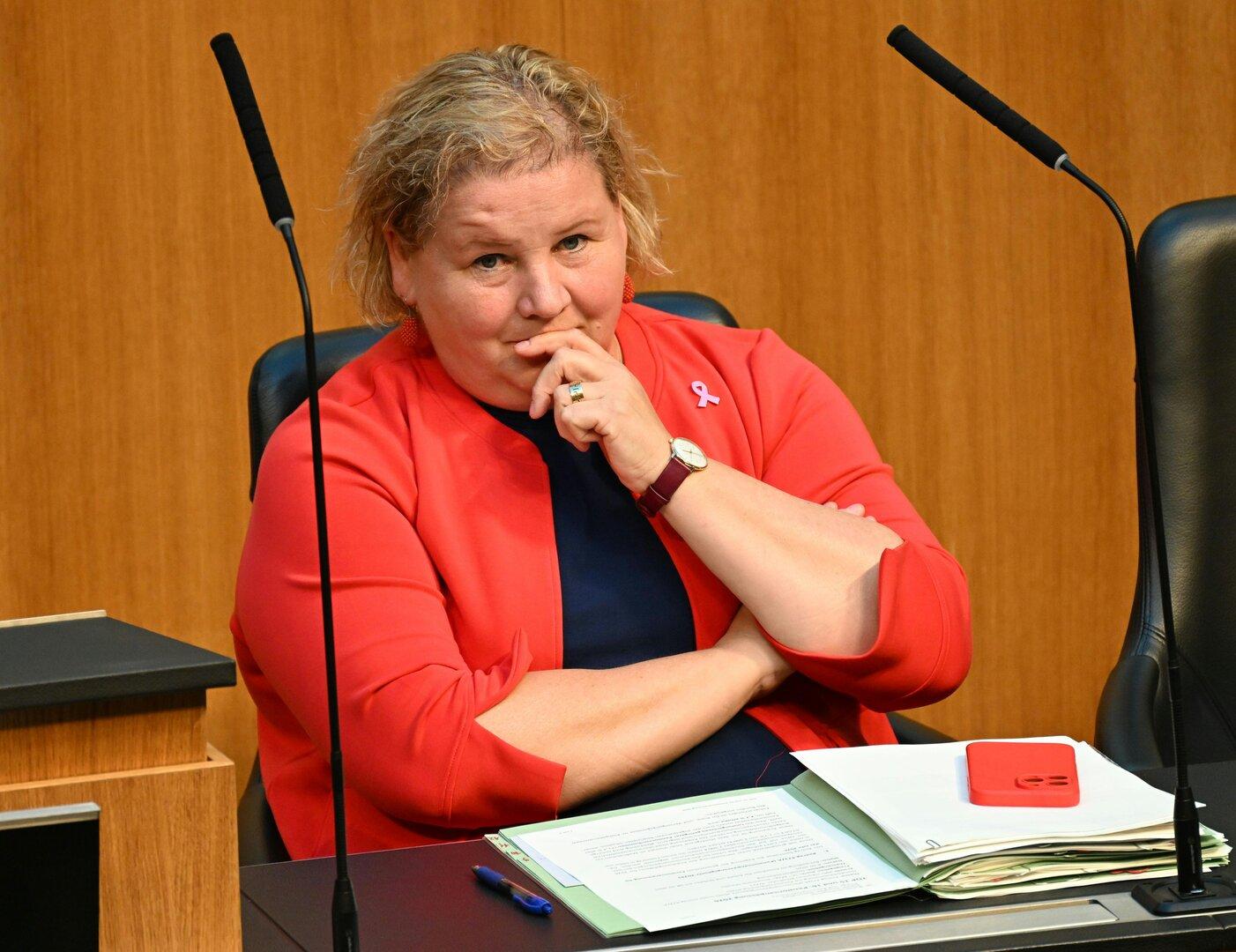 Lohntransparenz: Neos kritisieren Schumanns "fragwürdige Pri