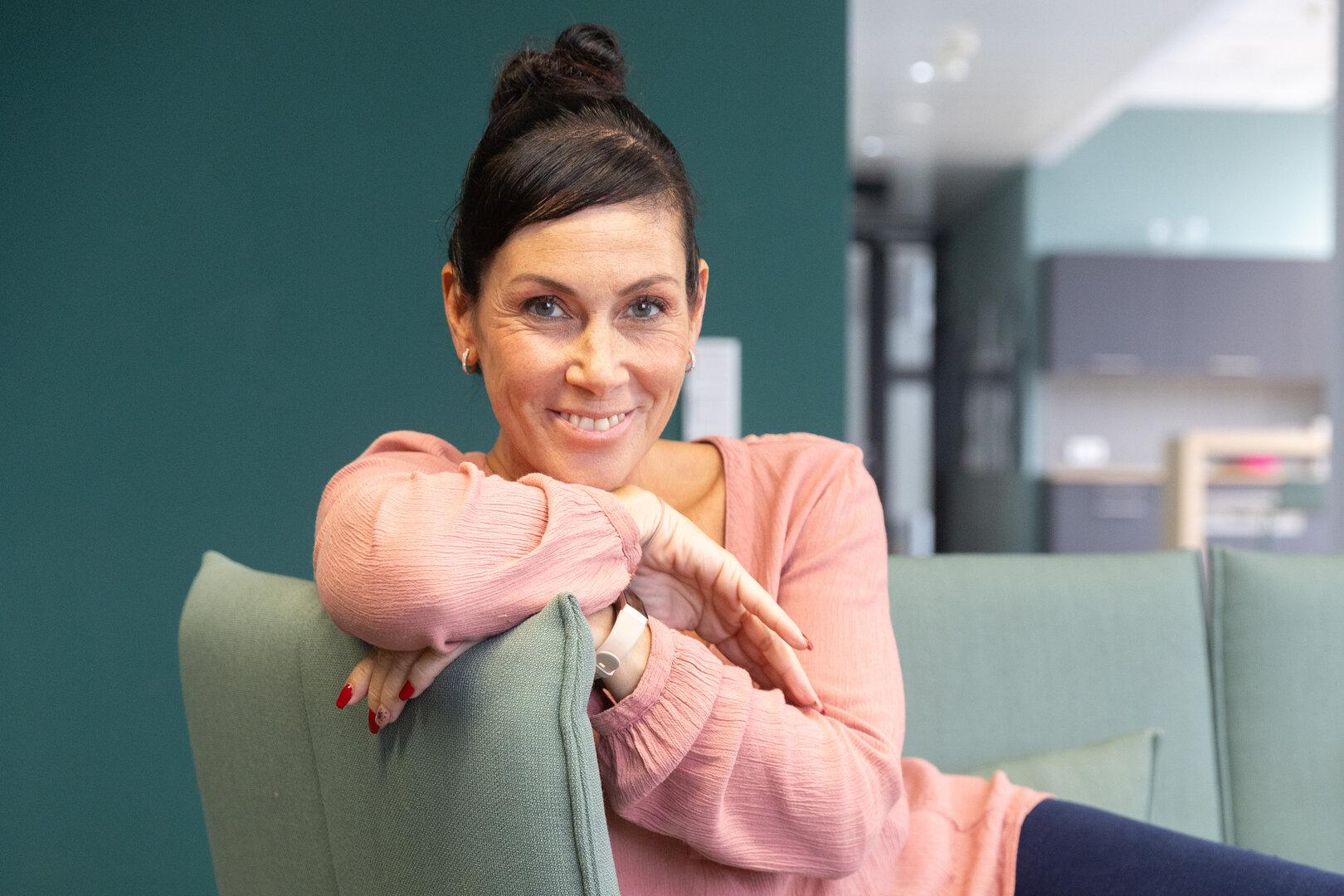 Wie Adriana Zartl den Spagat zwischen Kabarett und Trauerrednerin schafft