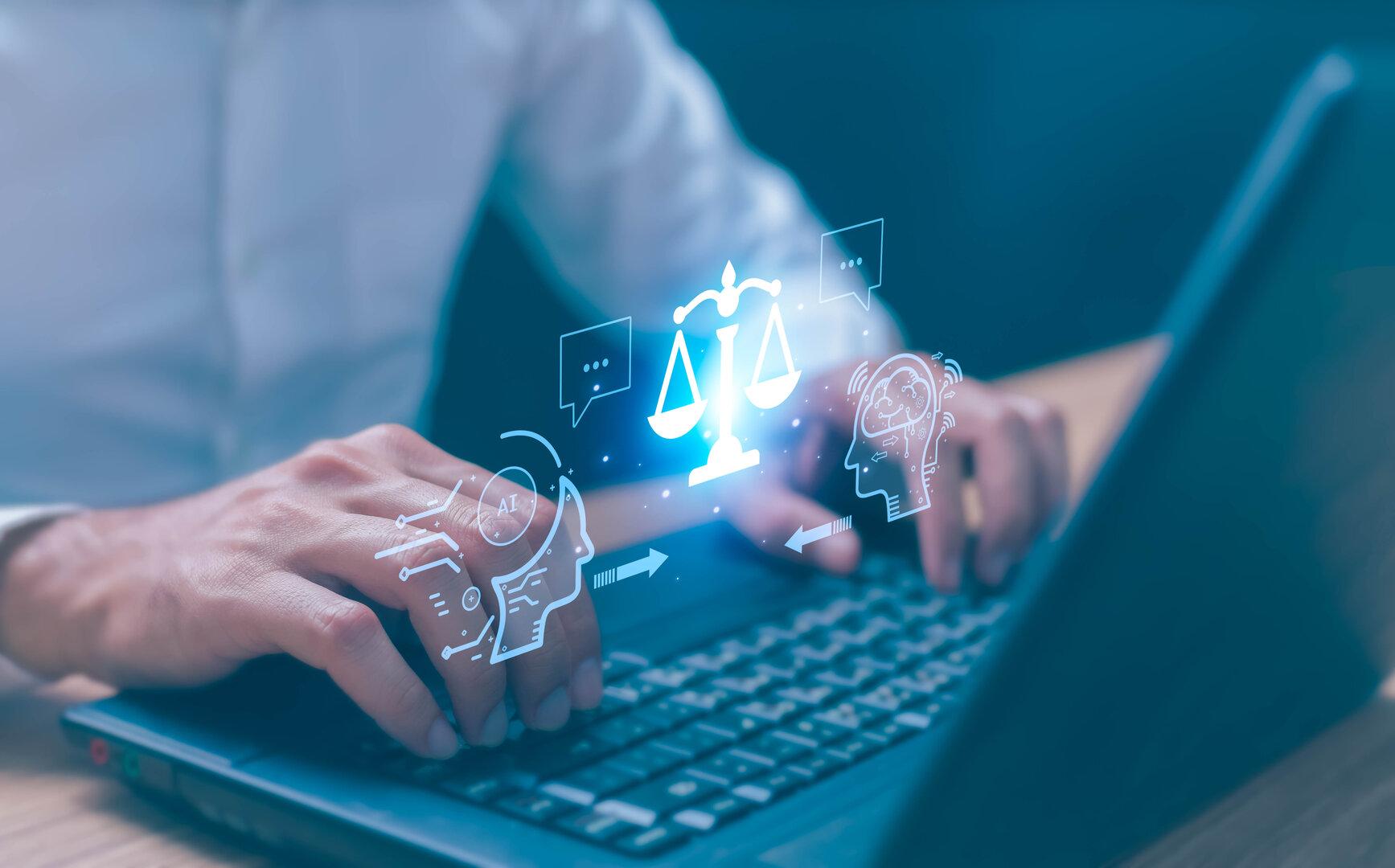 Hände tippen auf einer Tastatur, darüber digitale Symbole von Waage, KI und menschlichem Kopf.