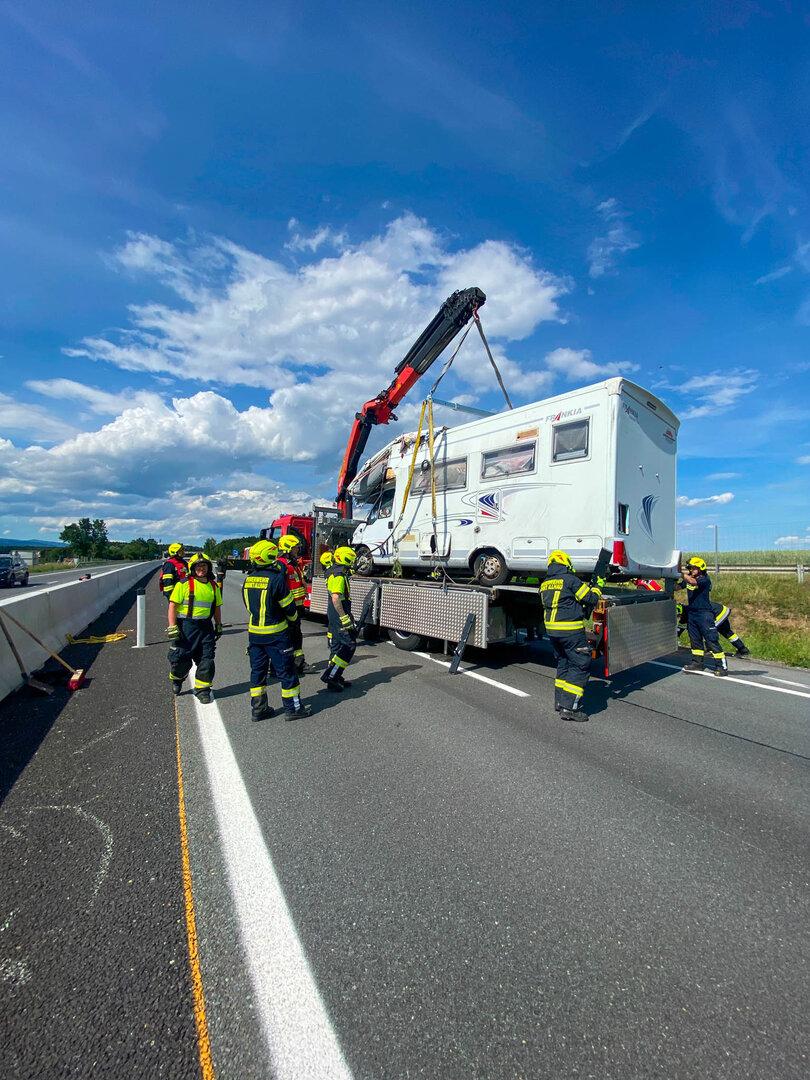 Reifenplatzer: Campingwagen kippt auf der A2 einfach um