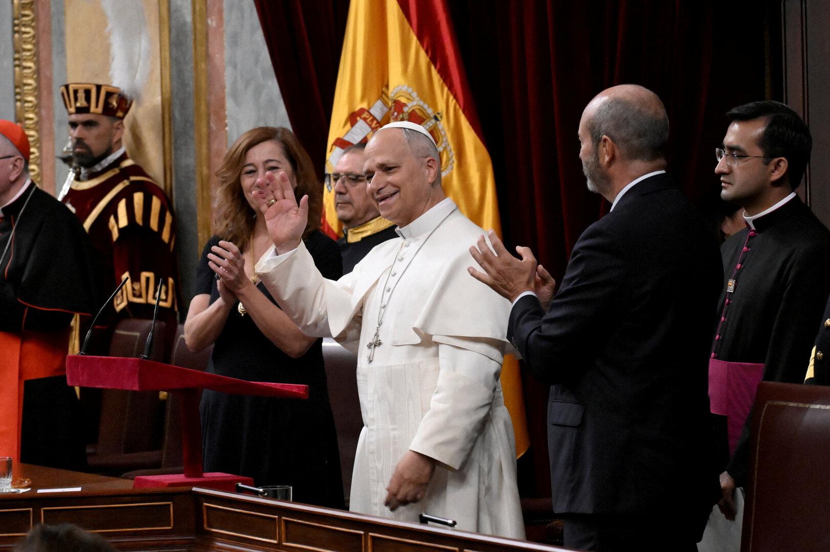 Historischer Papst-Besuch in Spanien: Leo XIV. warnt vor "tr