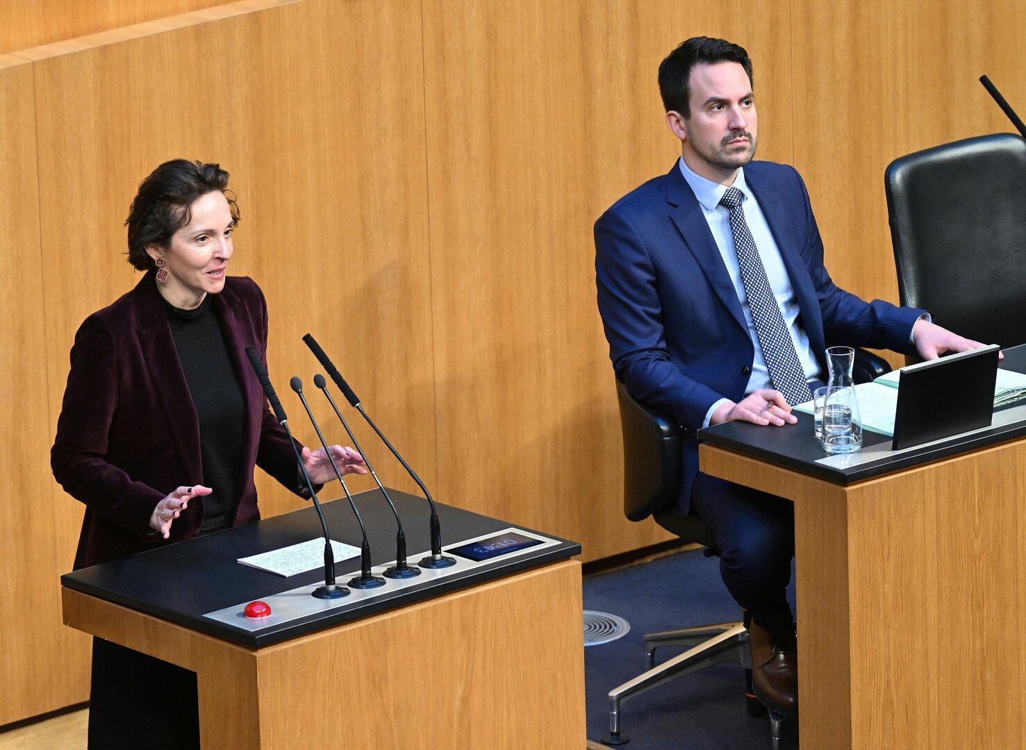 "Kritisch hinterfragen": Neos wollen Zahl der Hochschulen au