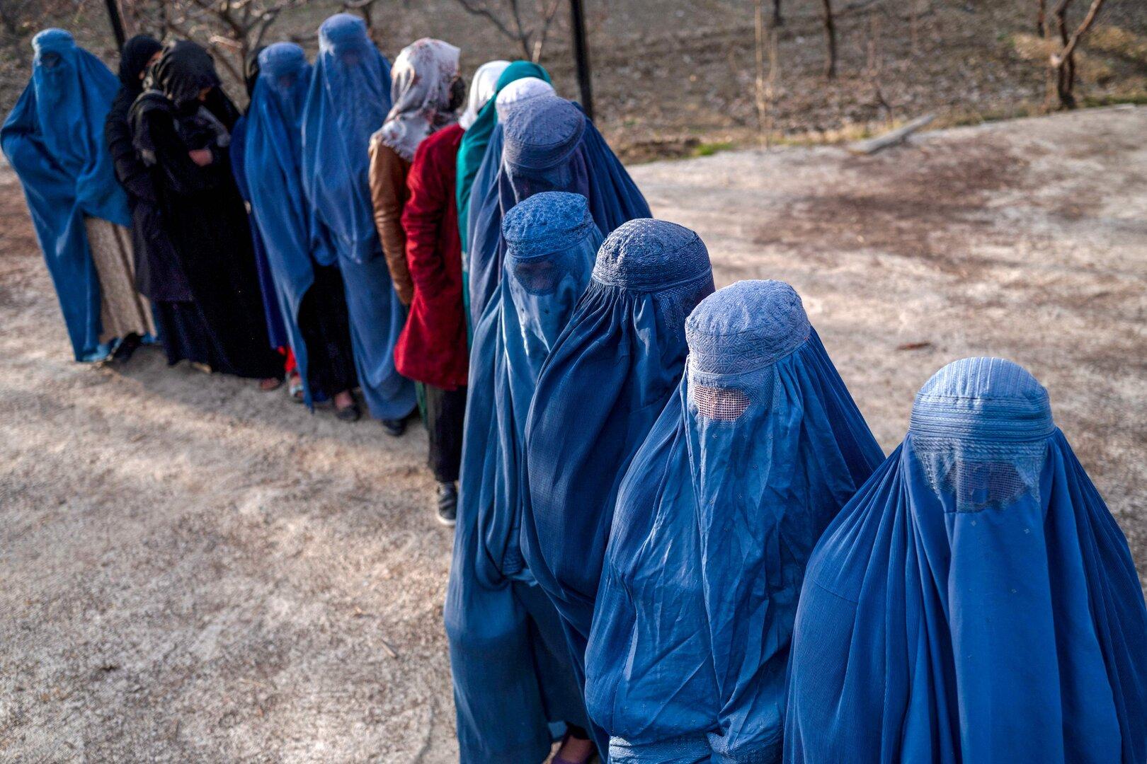 Frauen in Afghanistan wegen Verstoß gegen Kleiderordnung fes