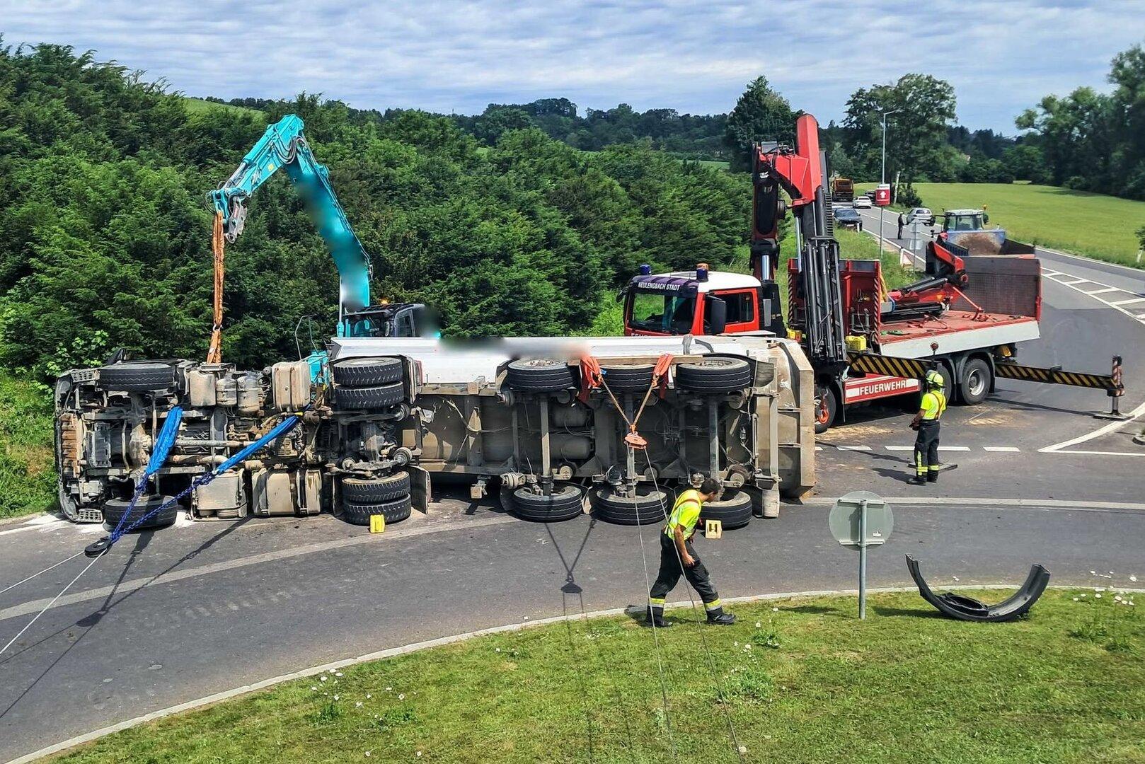 Neulengbach: Lkw-Koloss legte B19-Kreisverkehr lahm