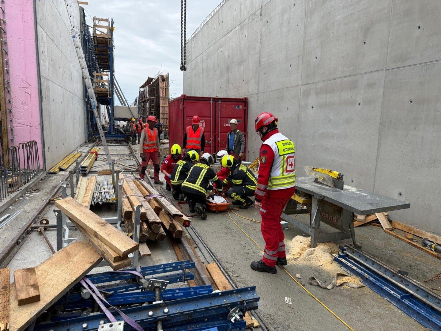 Unfall auf ÖBB-Baustelle Ebenfurth: Verletzter mit Kran gebo