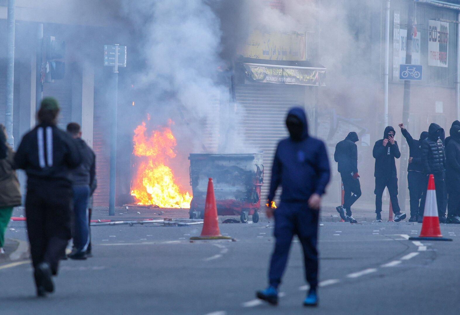 Krawalle in Belfast: Wohnhäuser und Autos in Flammen