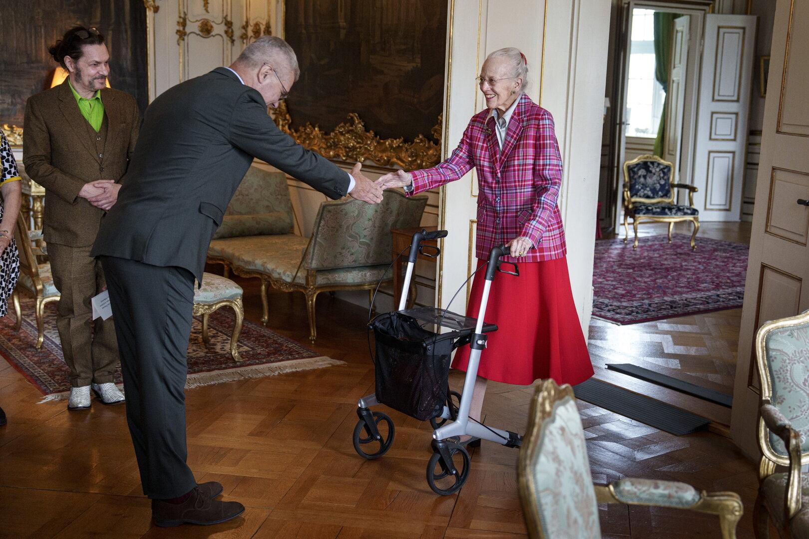 Königin Margrethe erscheint gestützt auf einen Rollator zu T