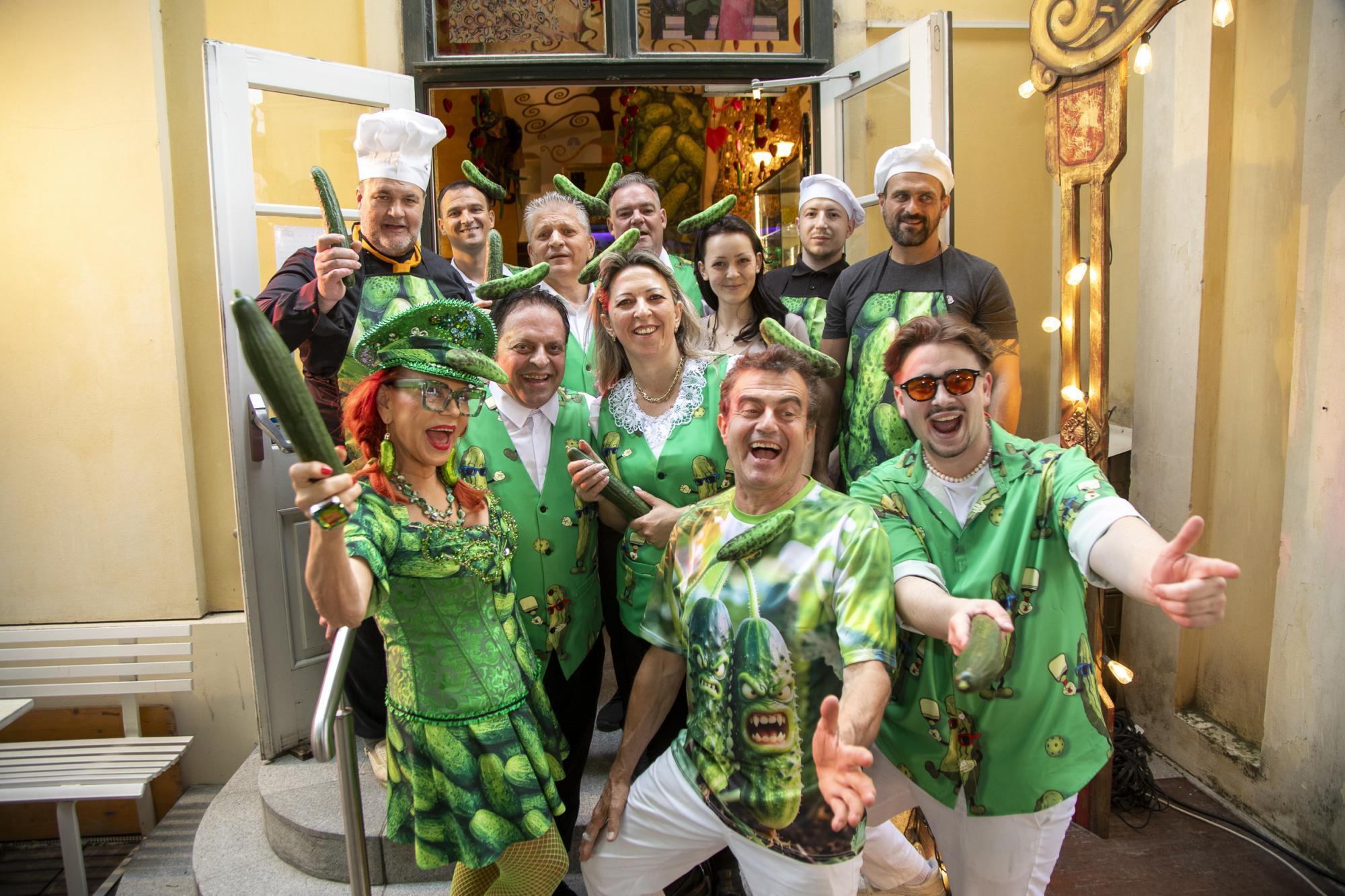 Die bis dato skurrilste Party des Sommers: Ein Fest im Namen