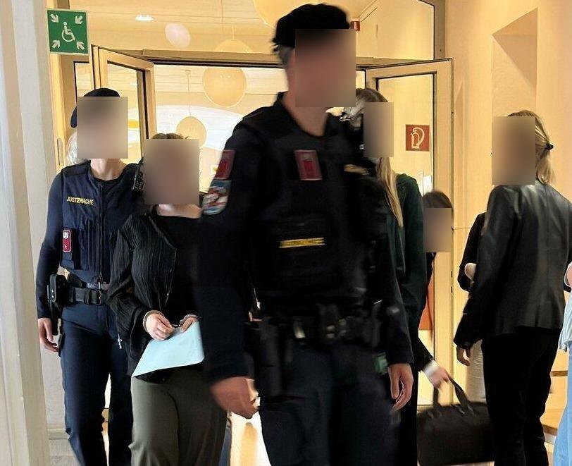 Tochter stach Mutter nieder und sprang vom Balkon: Einweisun