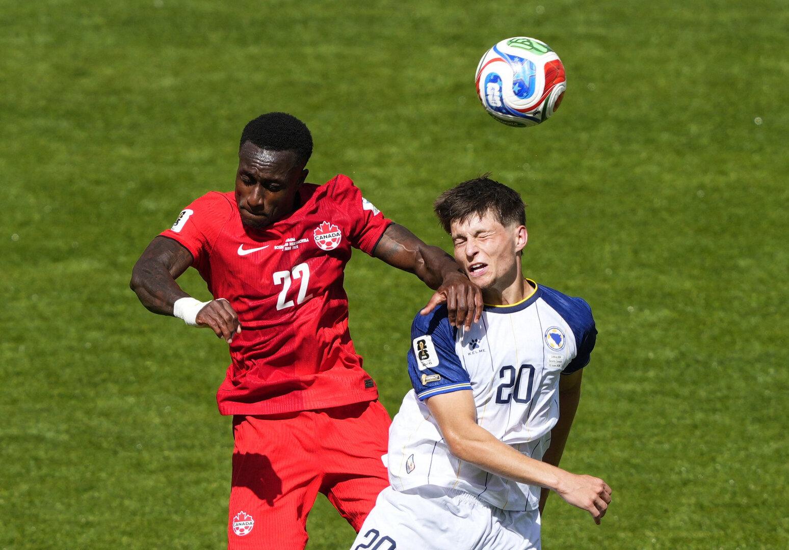 Richie Laryea im Kopfballduell mit Esmir Bajraktarevic.