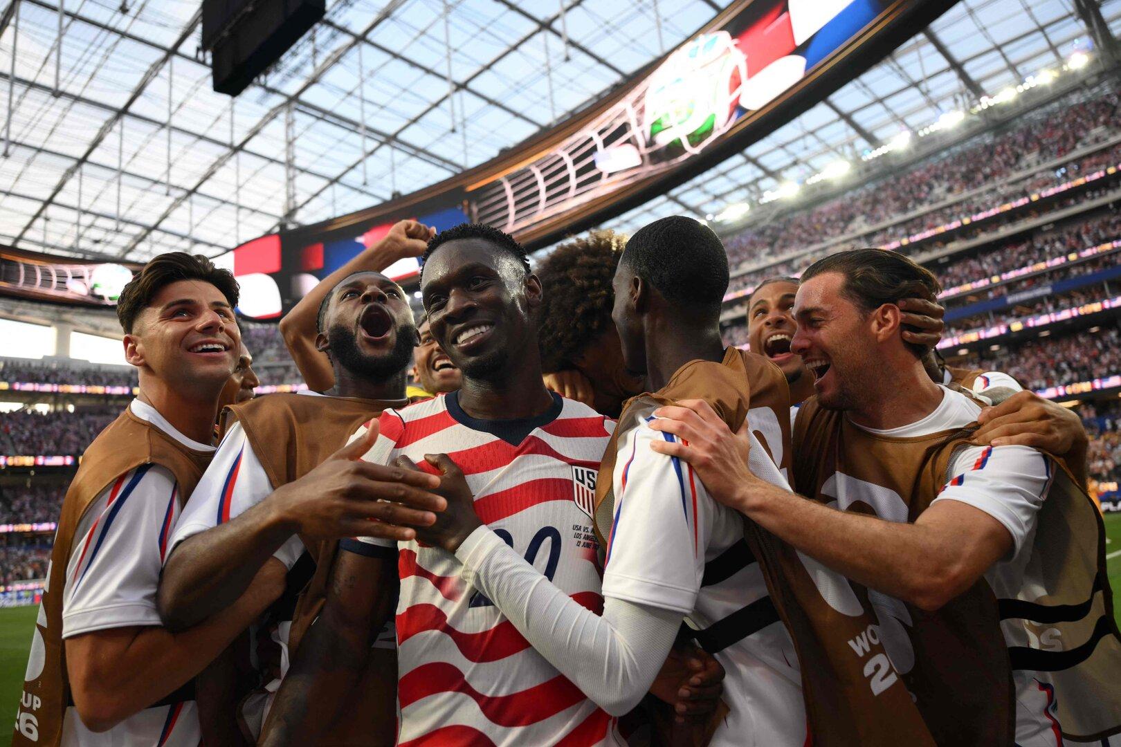 TOPSHOT-FBL-WC-2026-MATCH04-USA-PAR