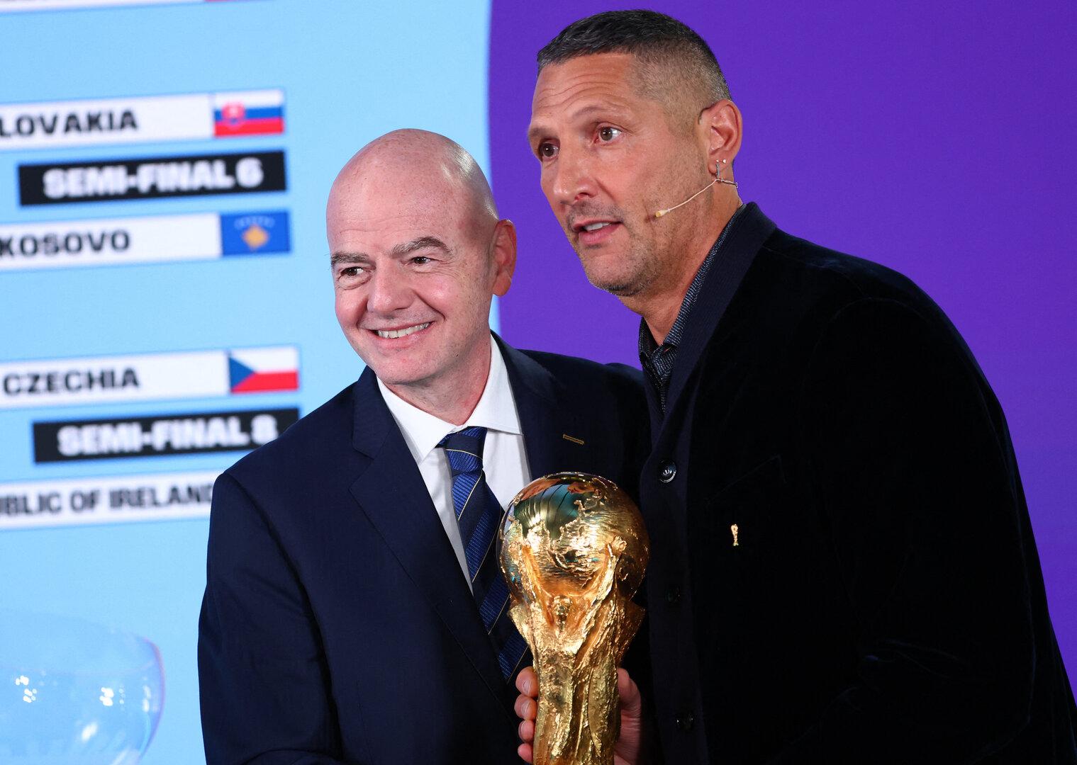 FIFA-Chef Infantino mit Italiens Ex-Weltmeister Marco Materazzi und WM-Pokal