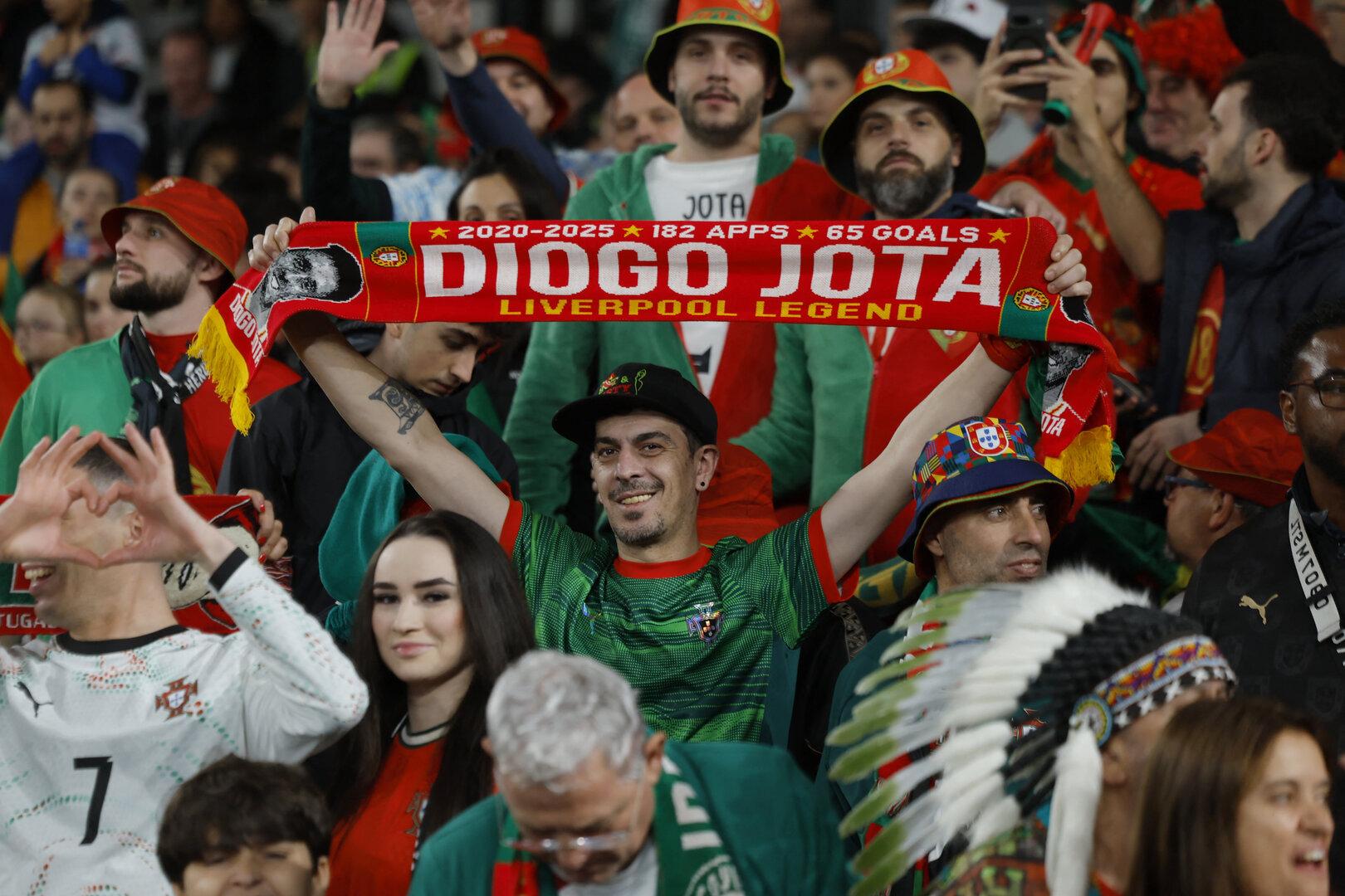 Fan hat einen roten Schal mit der Aufschrift "Diogo Jota" in der Hand