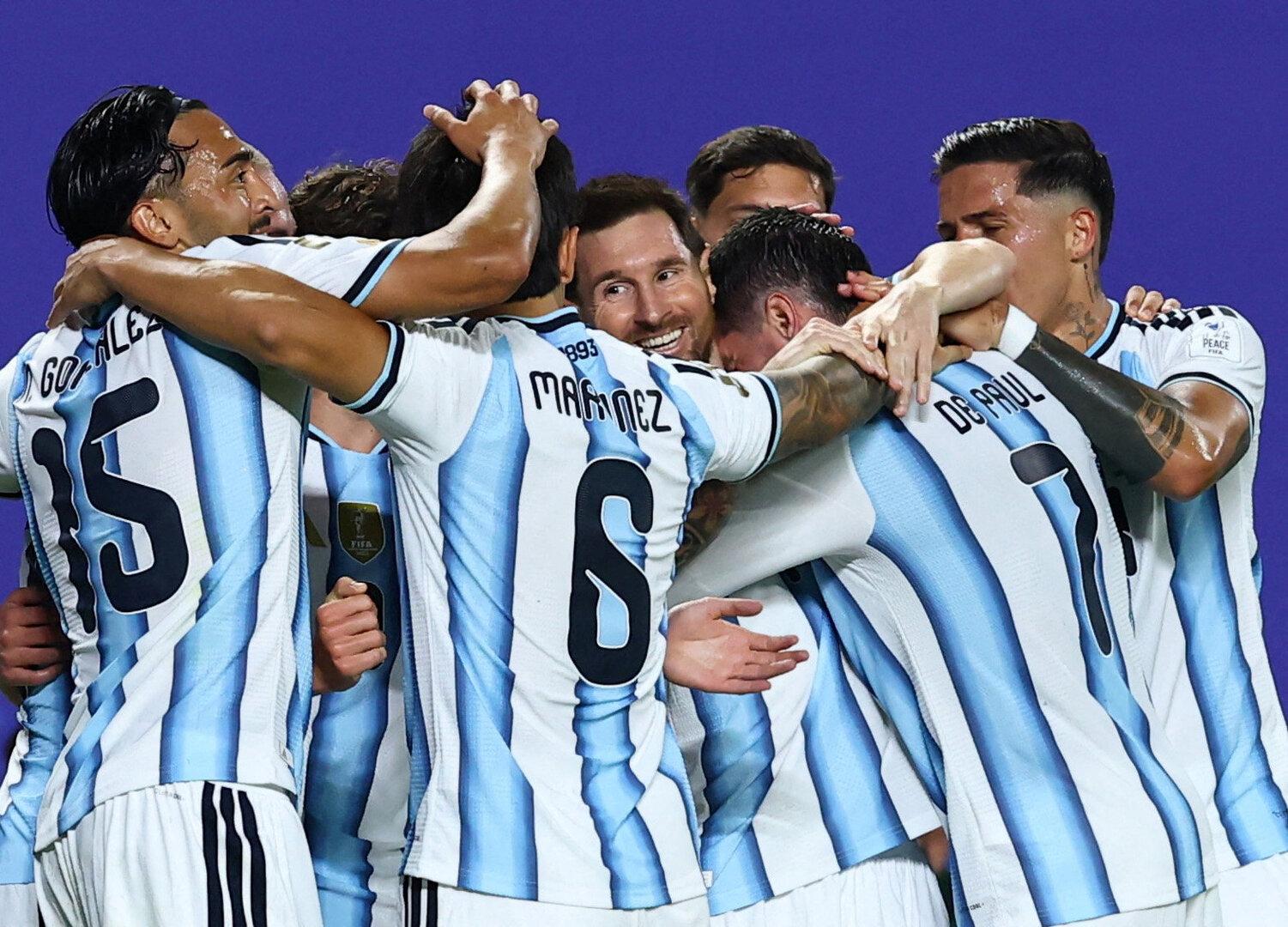 Messi (Mitte) wird bejubelt.