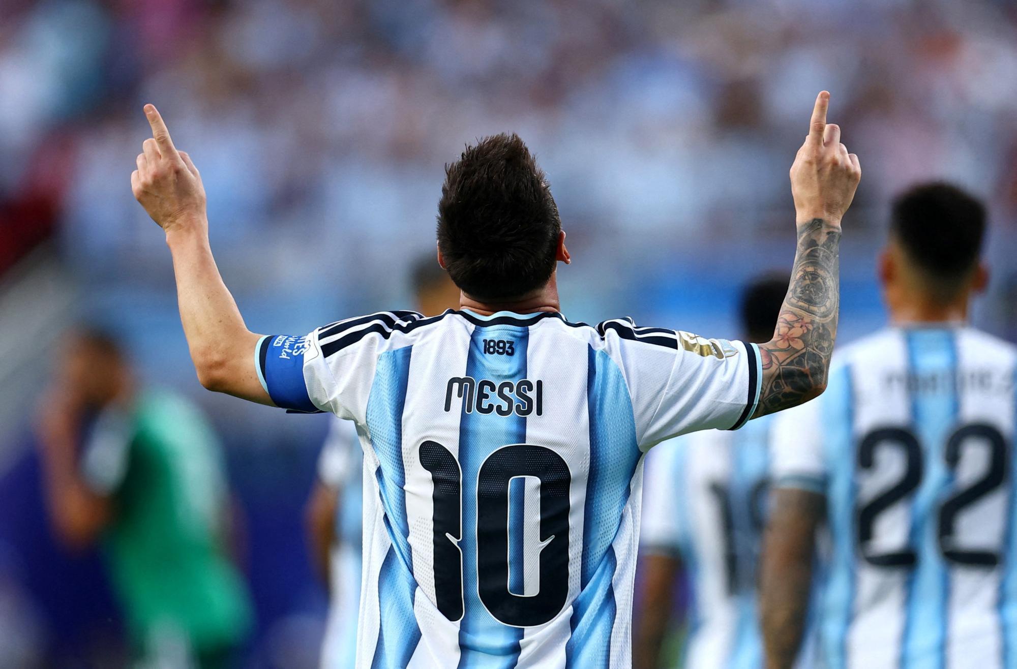Messi im Argentinien-Trikot von hinten, beide Mittelfinger erhoben.