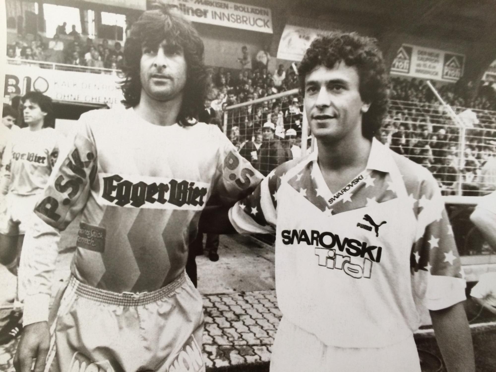 Mario Kempes (li.) im Trikot von St.Pölten mit Pipo Gorosito, dem legendären Spielmacher des FC Tirol
