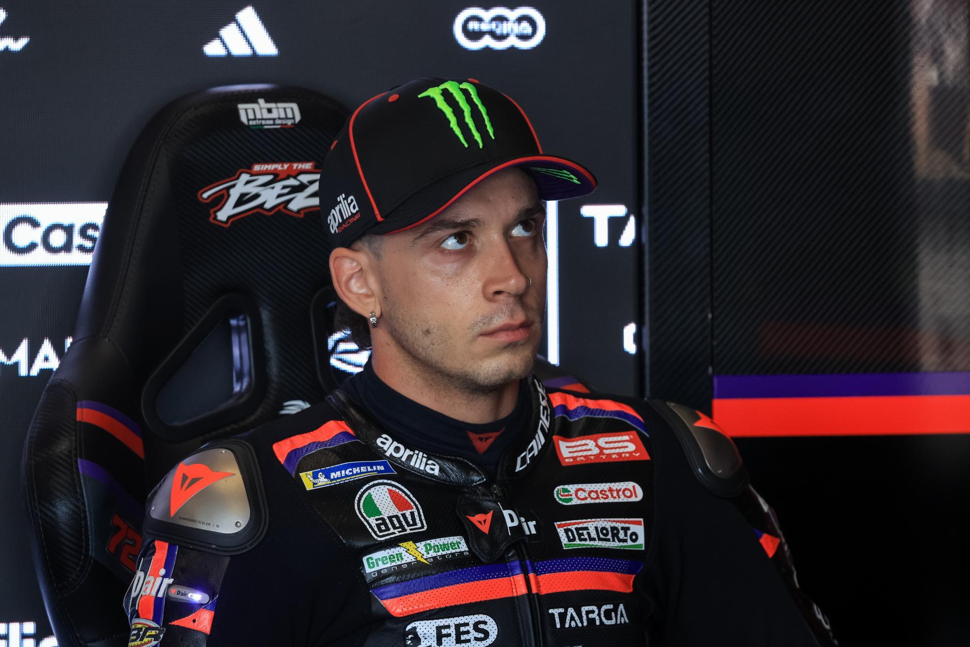 Der MotoGP Fahrer Marco Bezzecchi sitzend mit einer schwarzen Kappe am Kopf