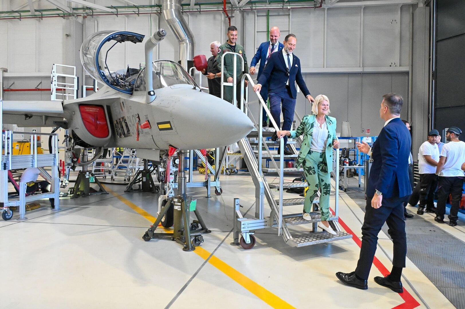 Was Klaudia Tanner auf einem Luftwaffenstützpunkt in Italien tut