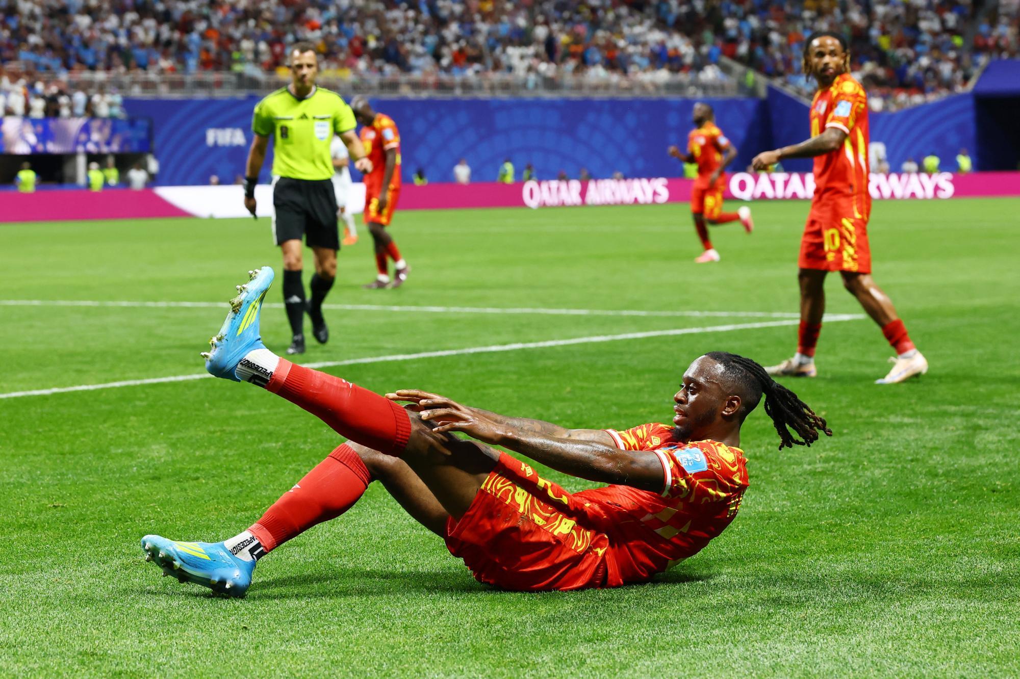 Der kongolesische Rechtsverteidiger Aaron Wan Bissacka liegt im Spiel gegen Usbekistan am Boden und richtet sich die Stutzen.