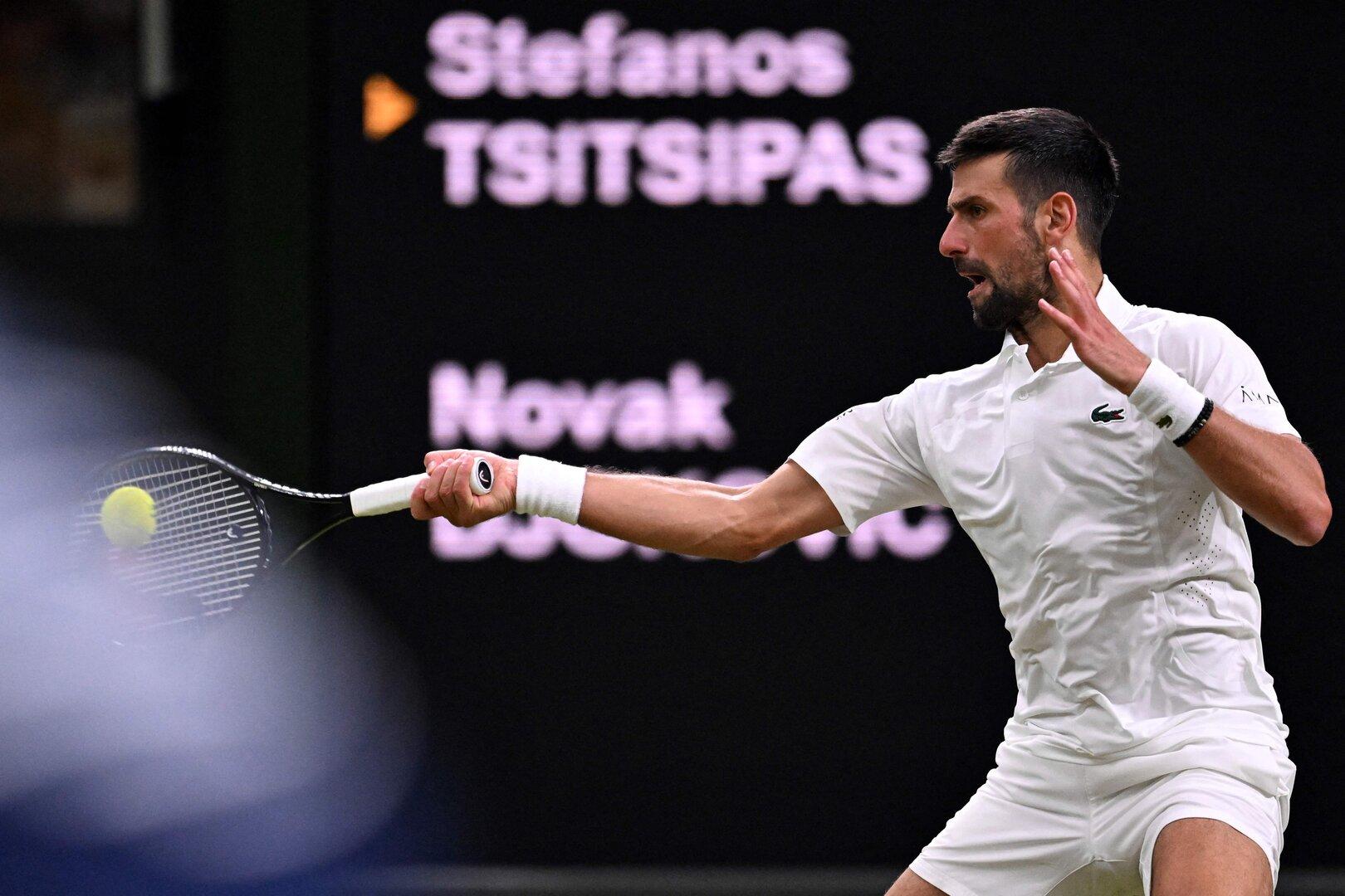 Novak Djokovic schlägt den Ball