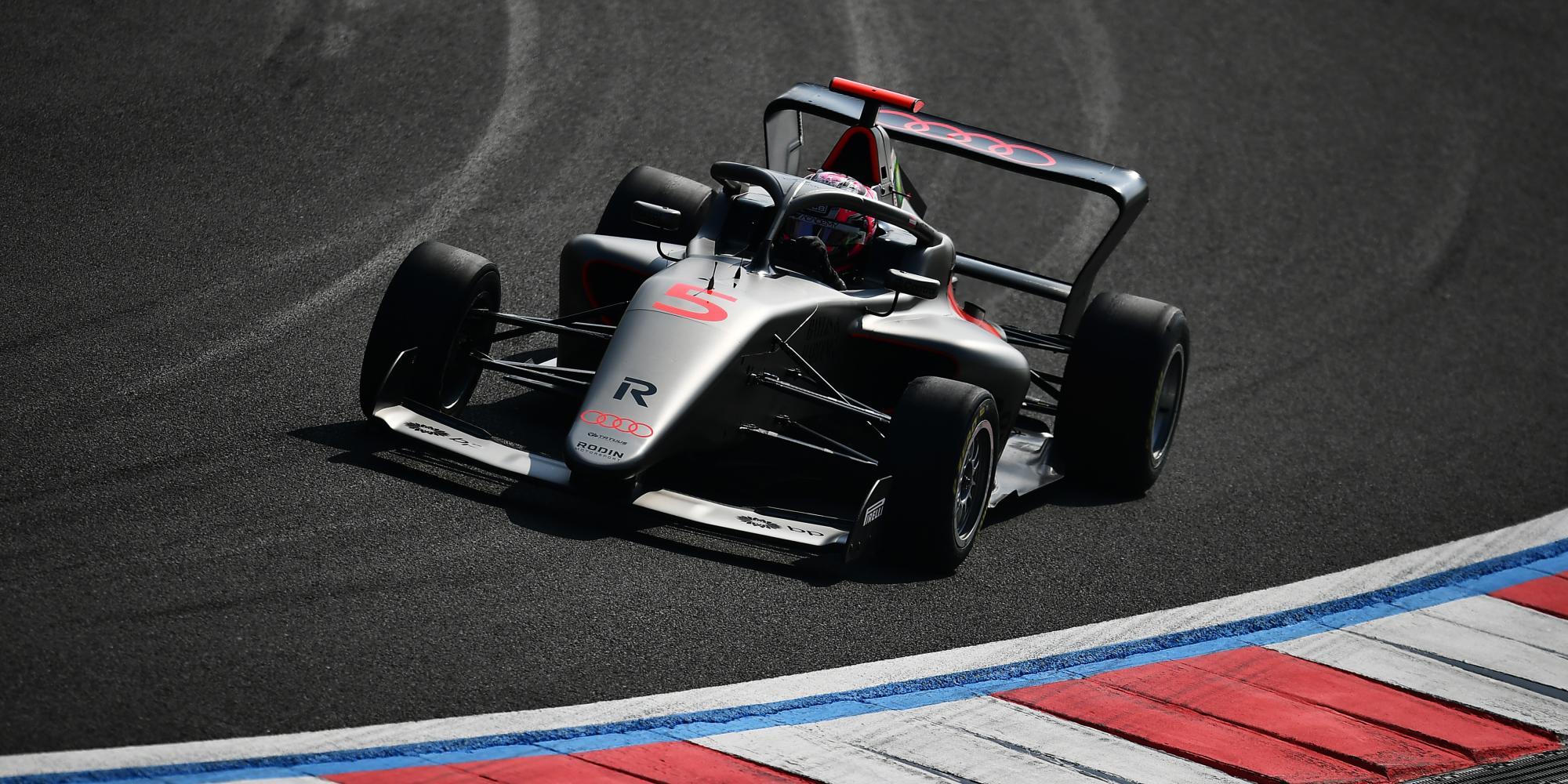 Stark: Emma Felbermayr Dritte im Silverstone-Hauptrennen