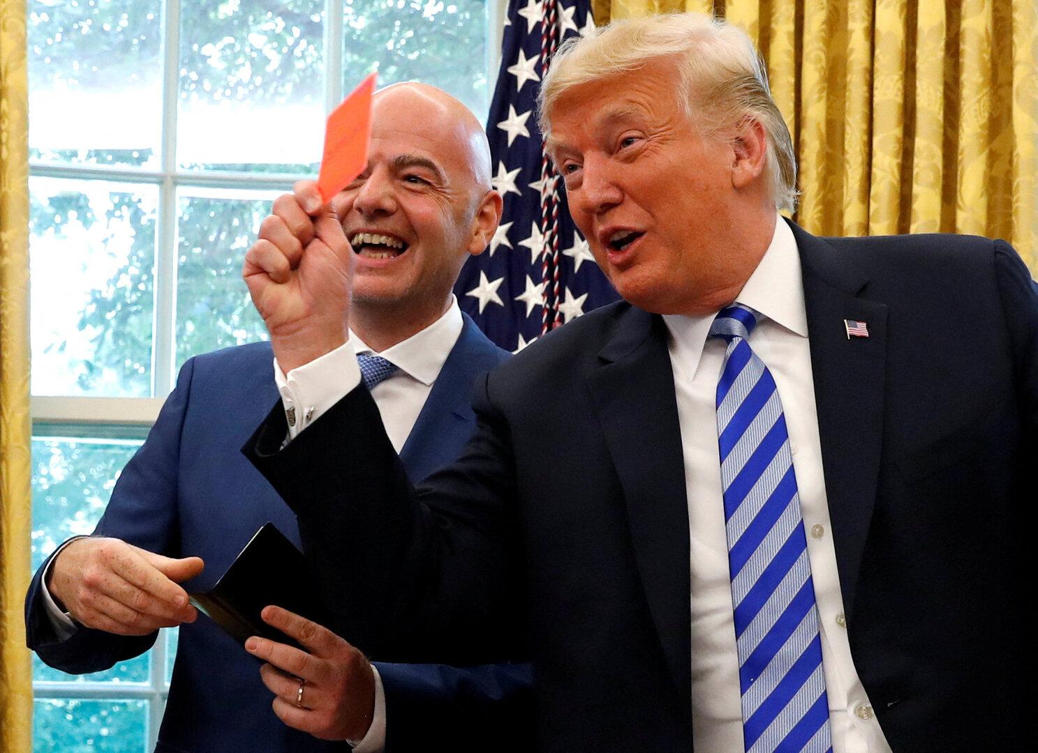 Donald Trump mit einer Roten Karte in der Hand und Gianni Infantino